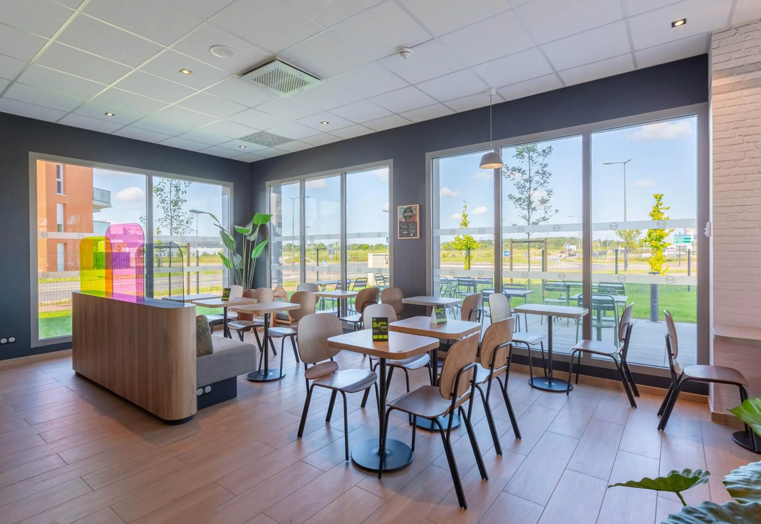 Restaurant/places to eat in B&B HOTEL Orléans Saran