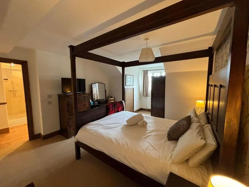 Bedroom in True Lovers Knot, Tarrant Keyneston