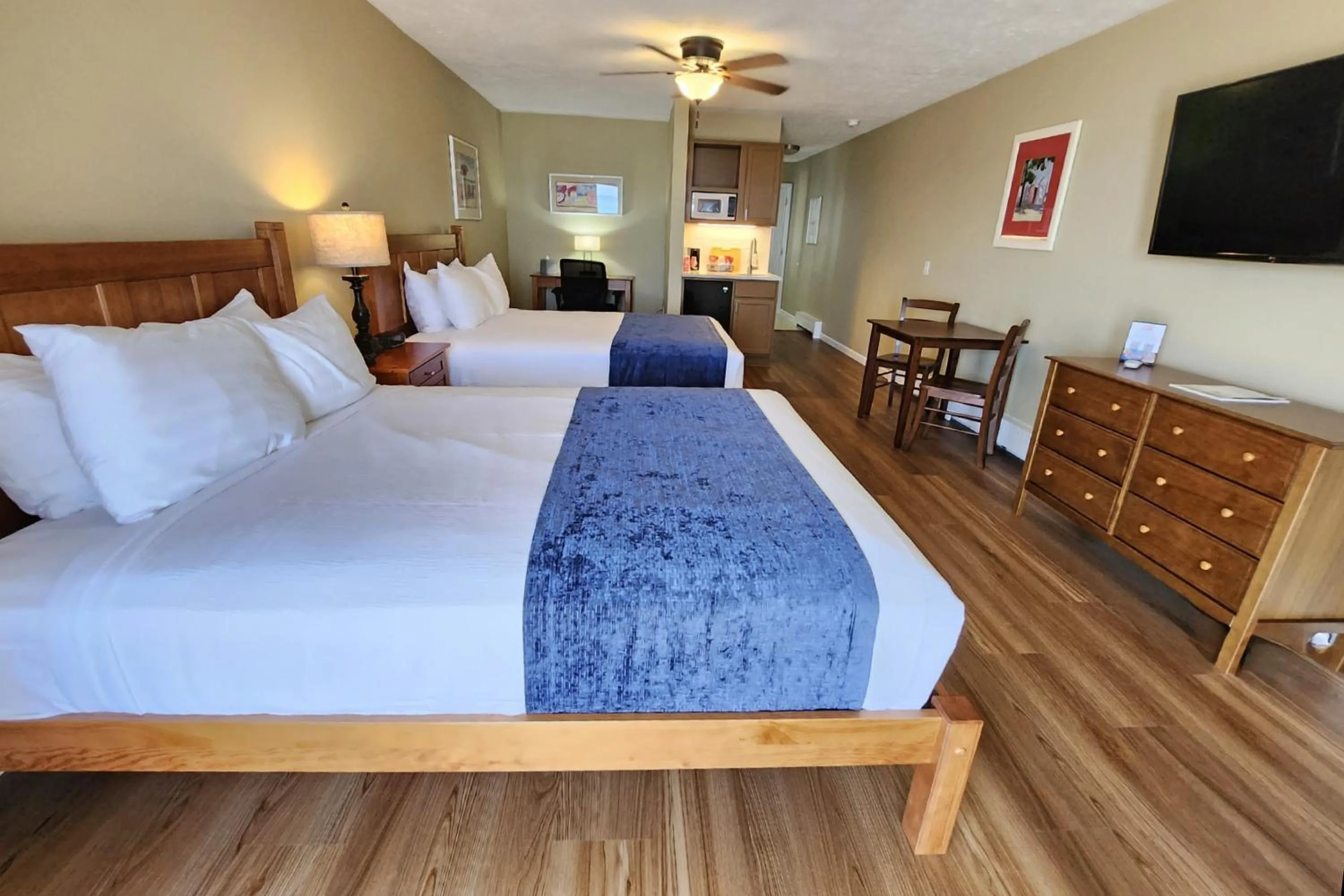 Kitchen or kitchenette, Bed in Pointes North Beachfront Hotel - 2 Person Spa Tub Studios