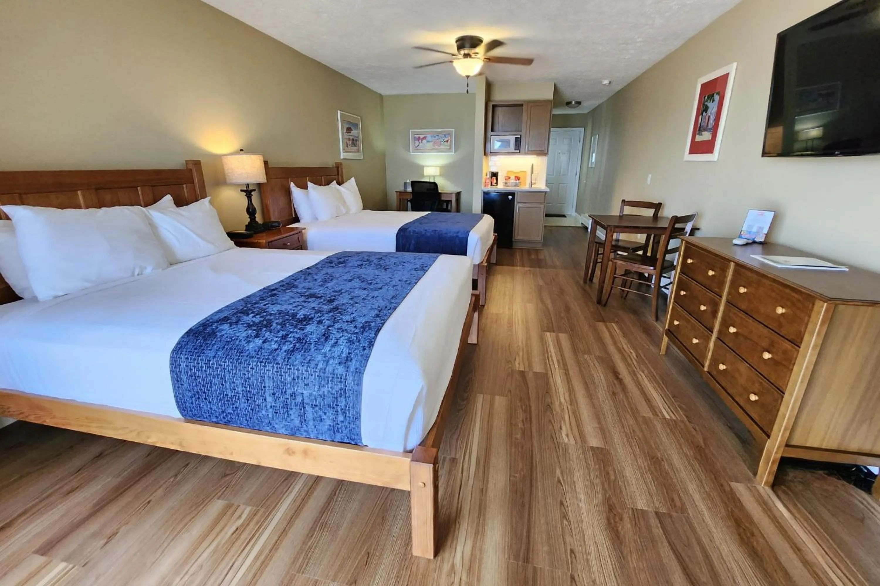 Photo of the whole room, Bed in Pointes North Beachfront Hotel - 2 Person Spa Tub Studios