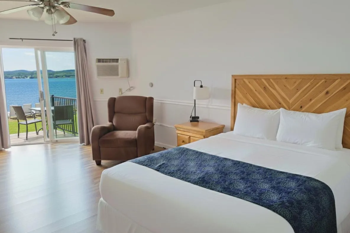 Bedroom, Bed in Pointes North Beachfront Hotel - 2 Person Spa Tub Studios