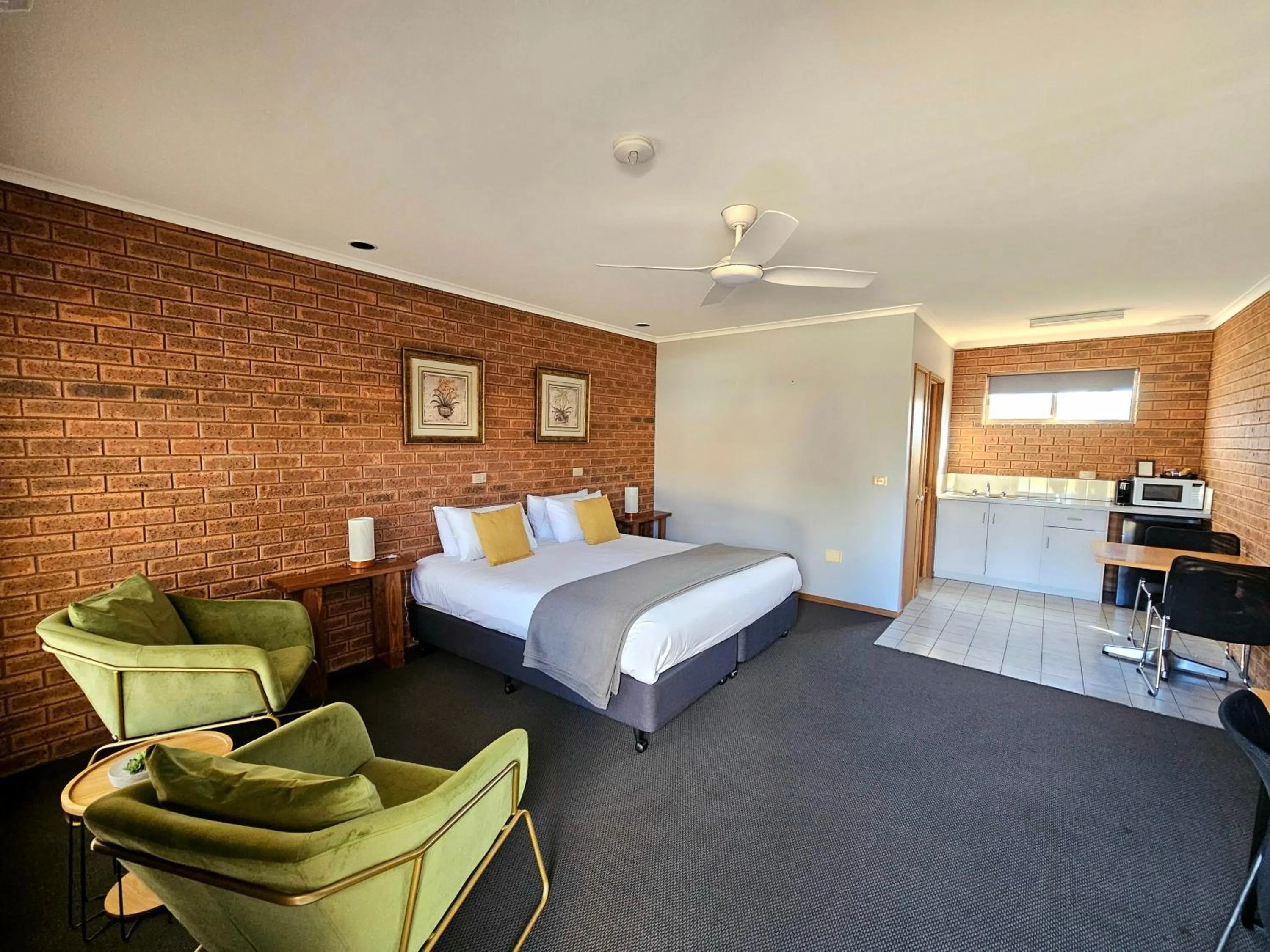 Bed in Bridge Motor Inn Tocumwal