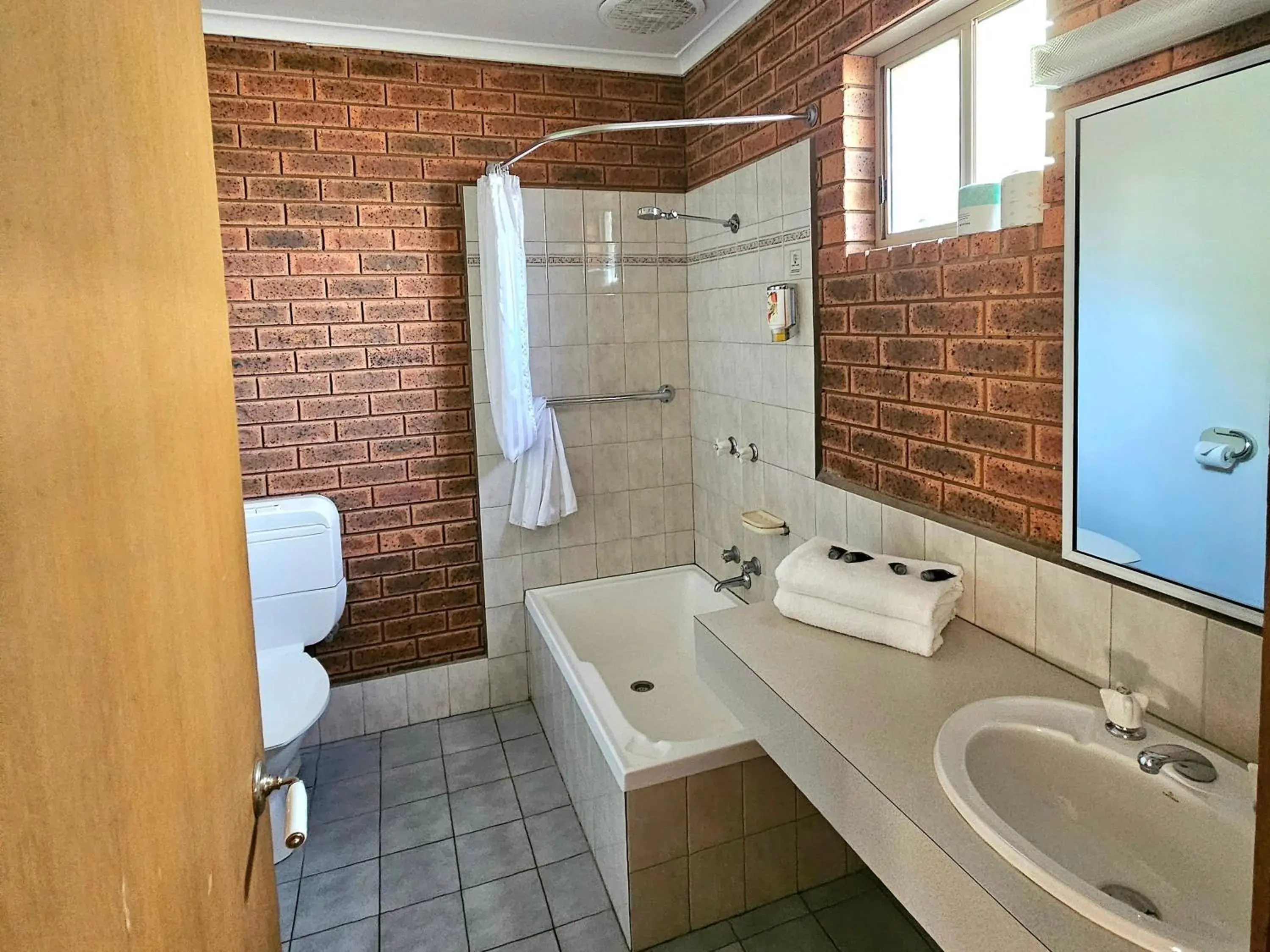 Superior King or Twin Room in Bridge Motor Inn Tocumwal Superior King or Twin Room in Bridge Motor Inn Tocumwal