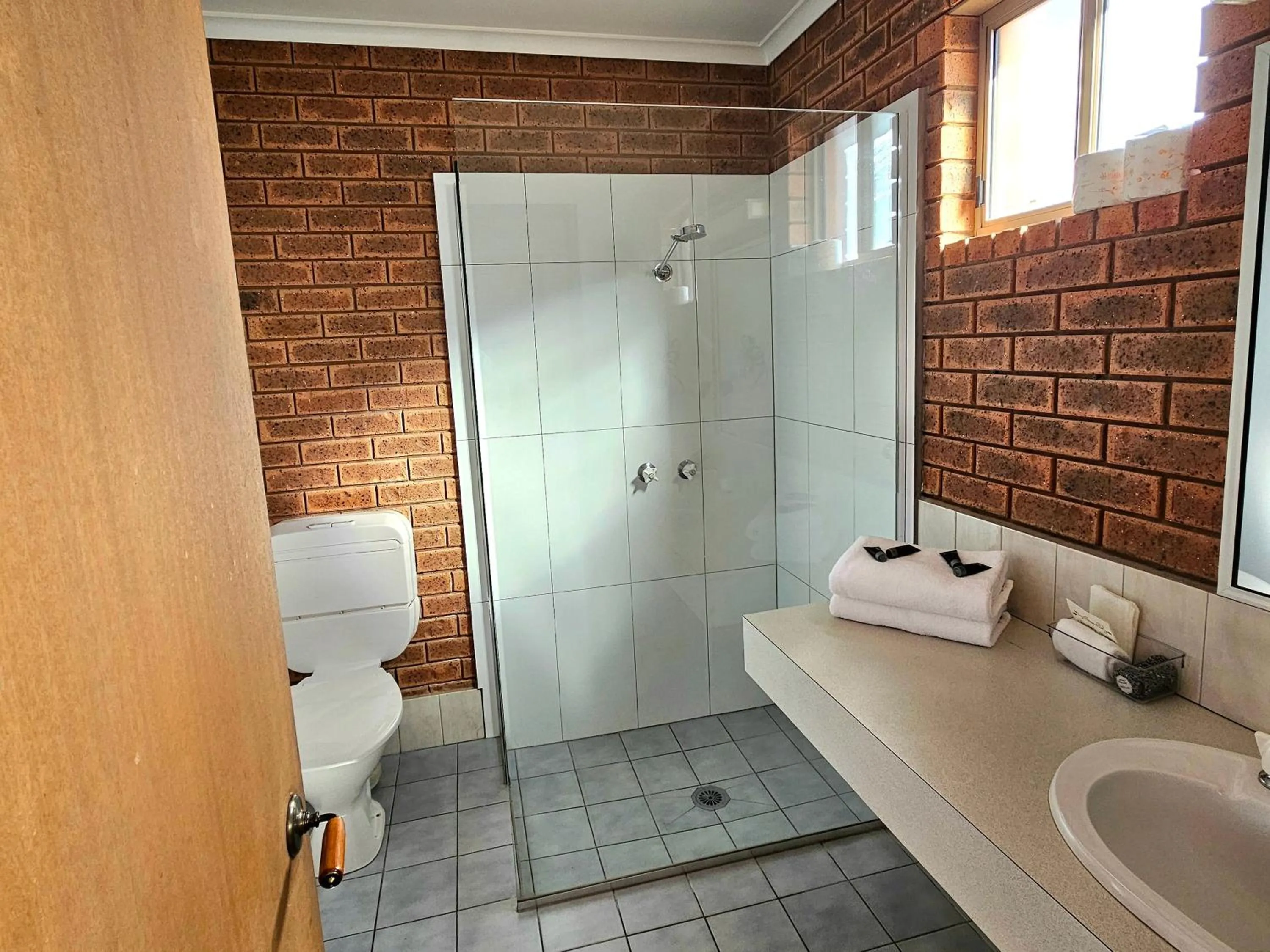 Bathroom in Bridge Motor Inn Tocumwal