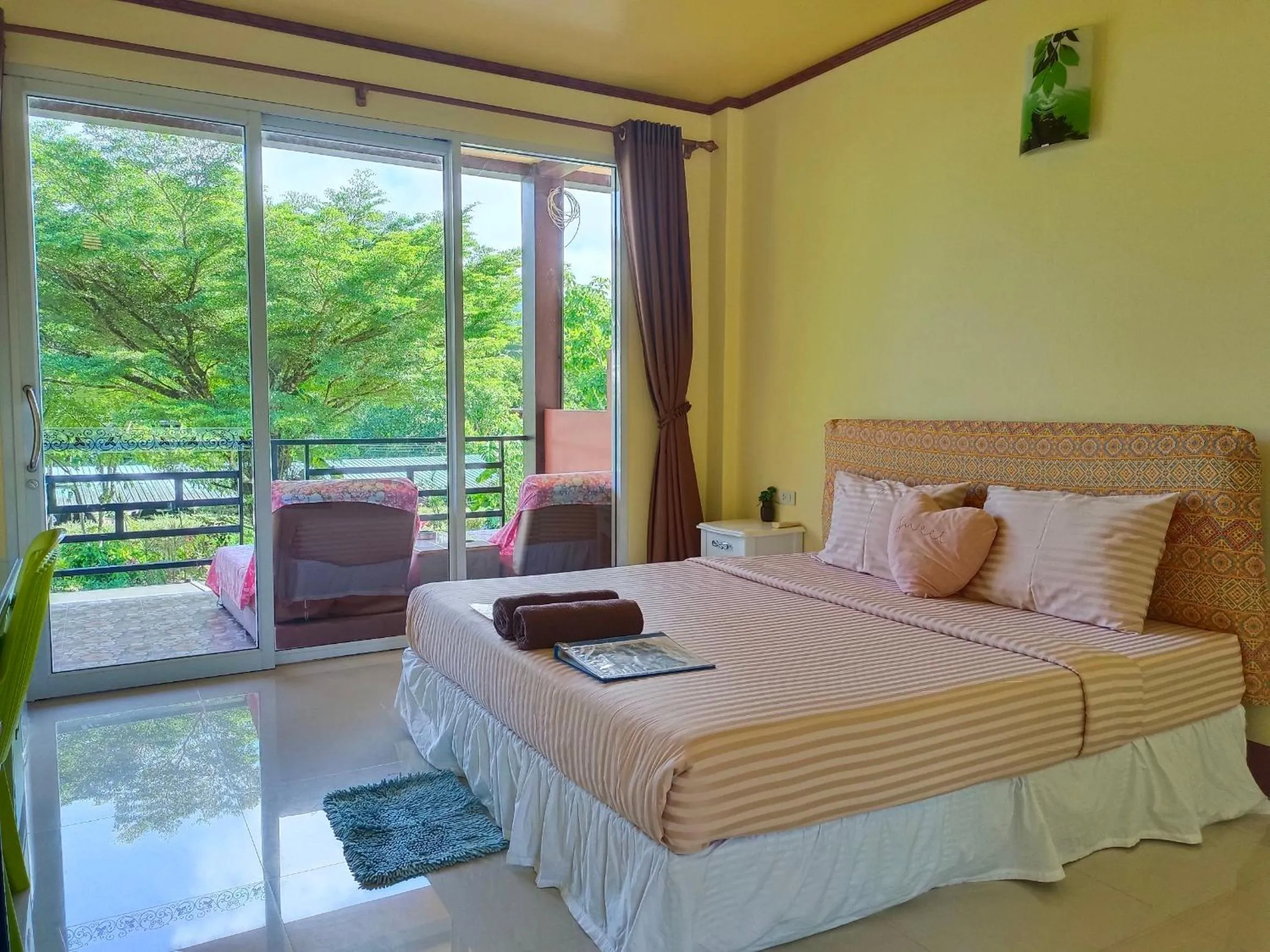 Photo of the whole room, Bed in Khao Sok Country Resort