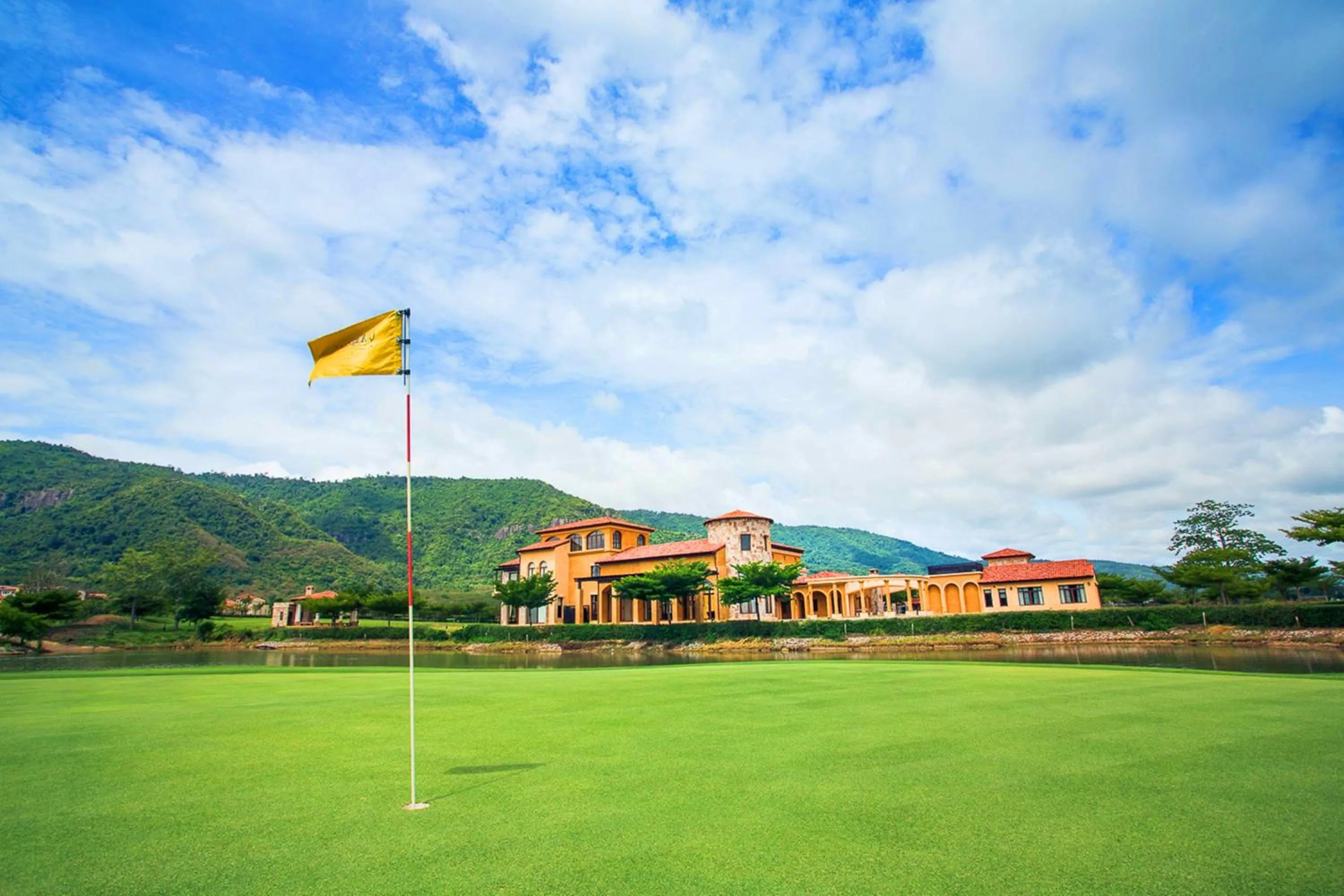 Golfcourse in Toscana Town Square Suites