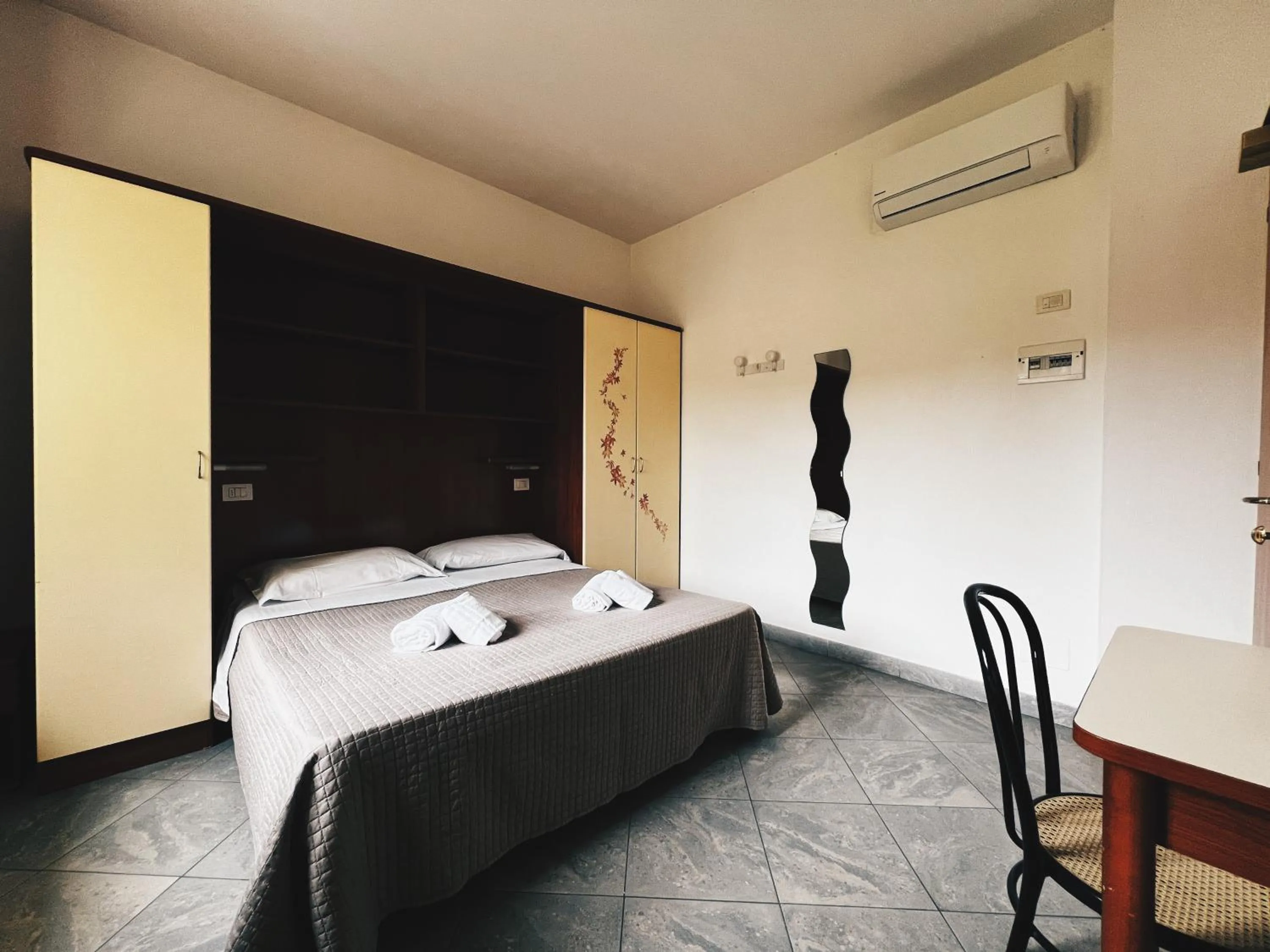 Photo of the whole room, Bed in Residence Buena Vista