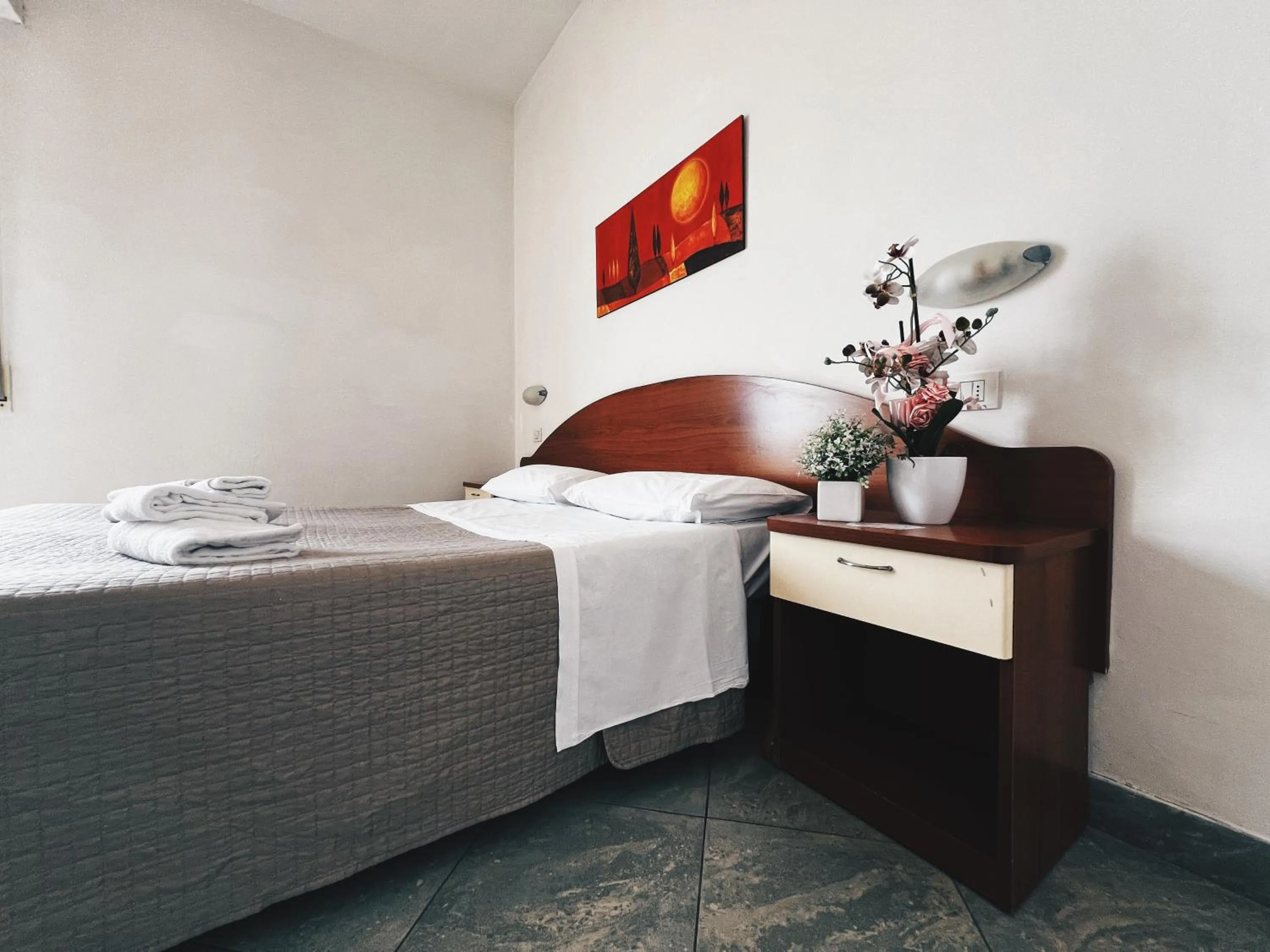 Photo of the whole room, Bed in Residence Buena Vista