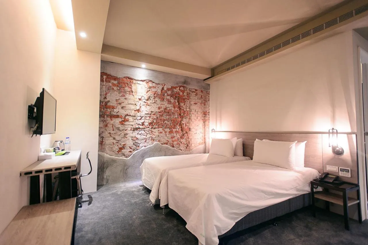 Photo of the whole room, Bed in Kiwi Express Hotel-Taichung Station II