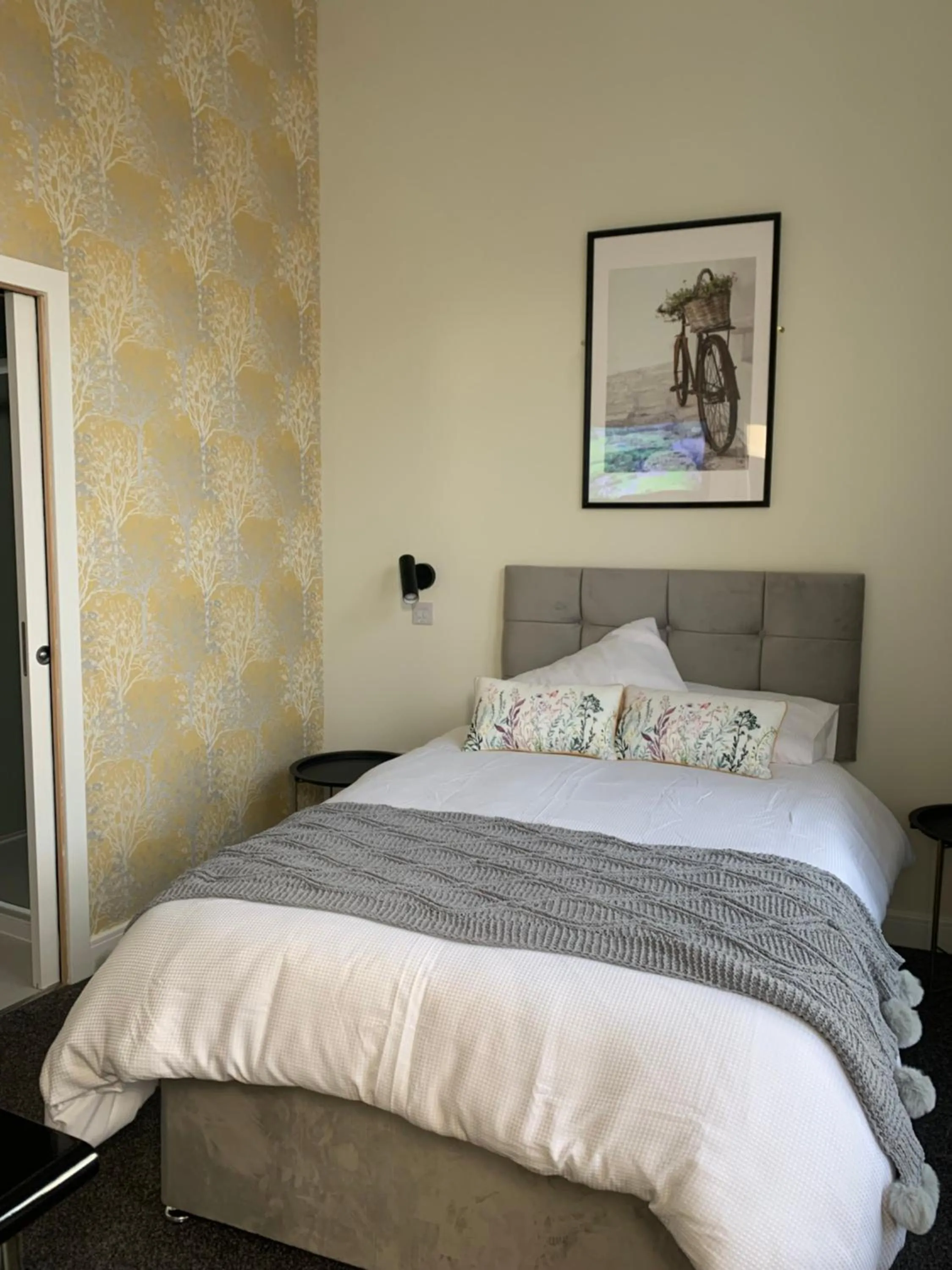 Bed in STAG & THISTLE HOTEL AND RESTAURANT