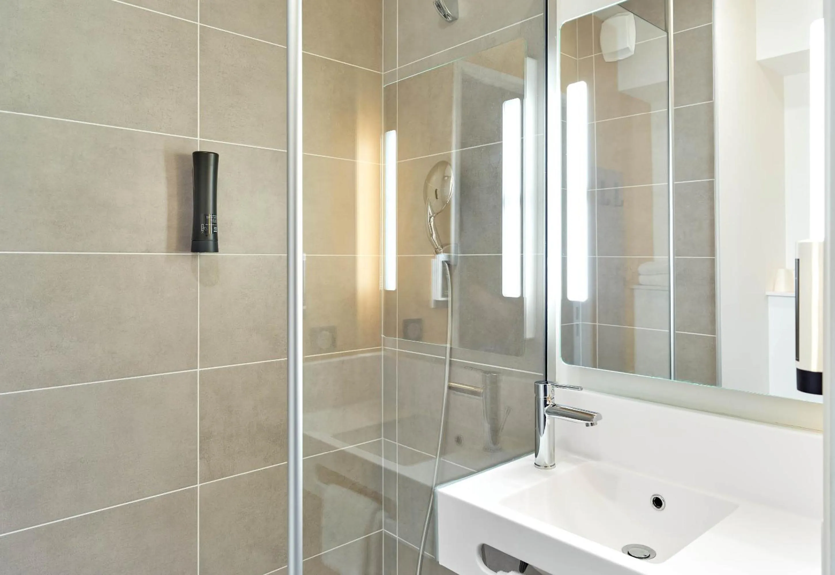 Bathroom in B&B HOTEL Paris Clichy-sous-Bois 3 étoiles