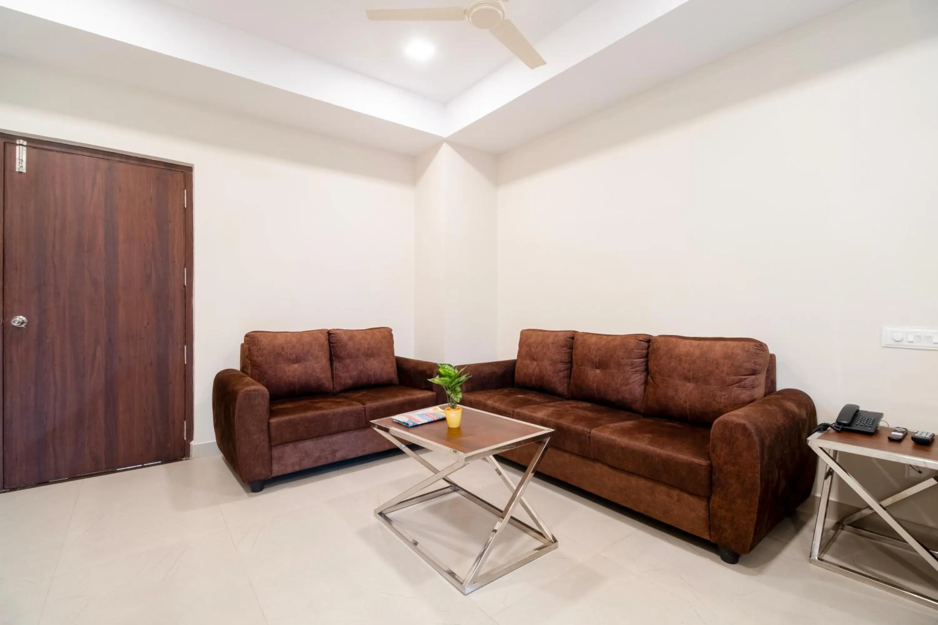 Seating area in Monday Hotels Swarnas The Capital