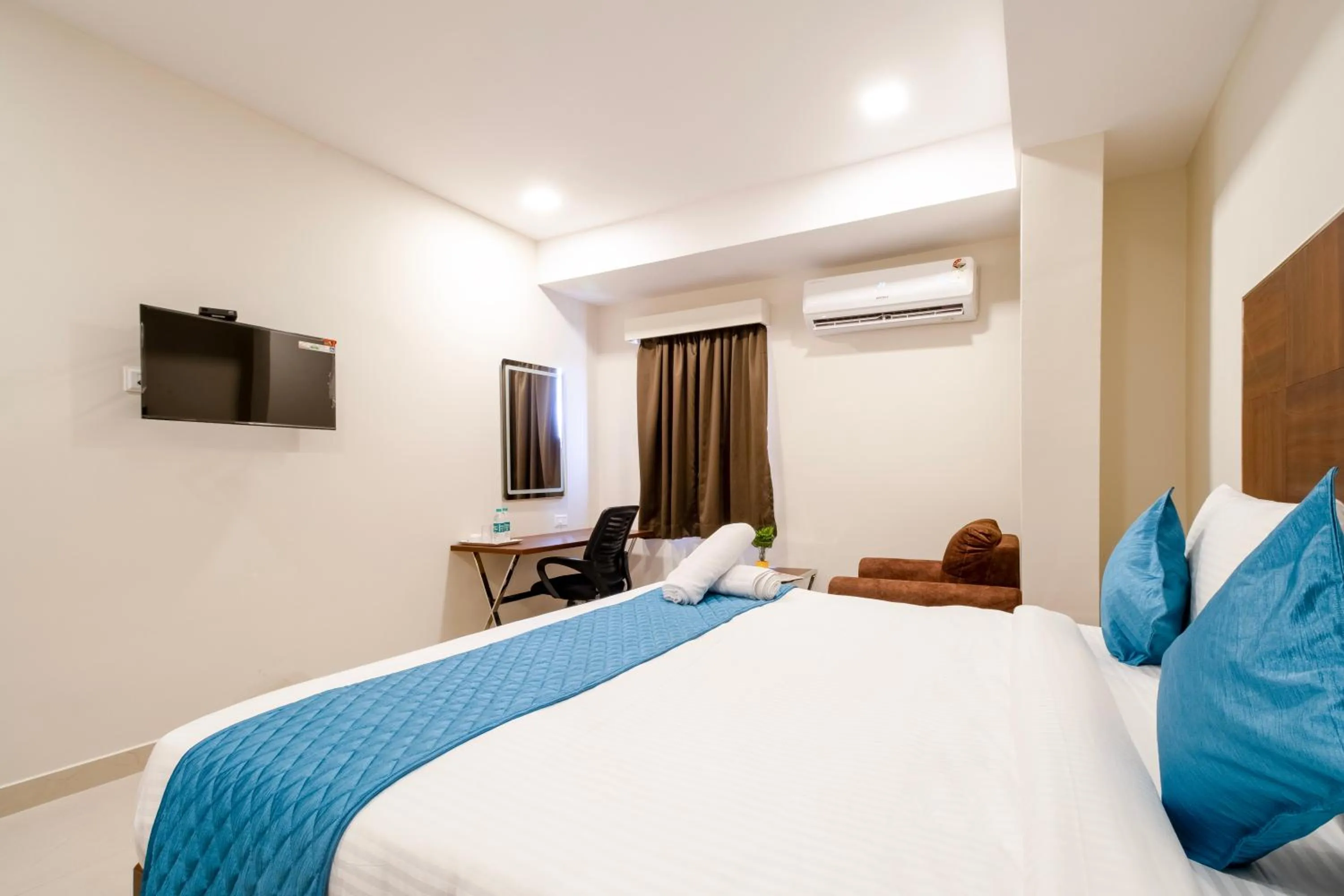 Photo of the whole room, Bed in Monday Hotels Swarnas The Capital