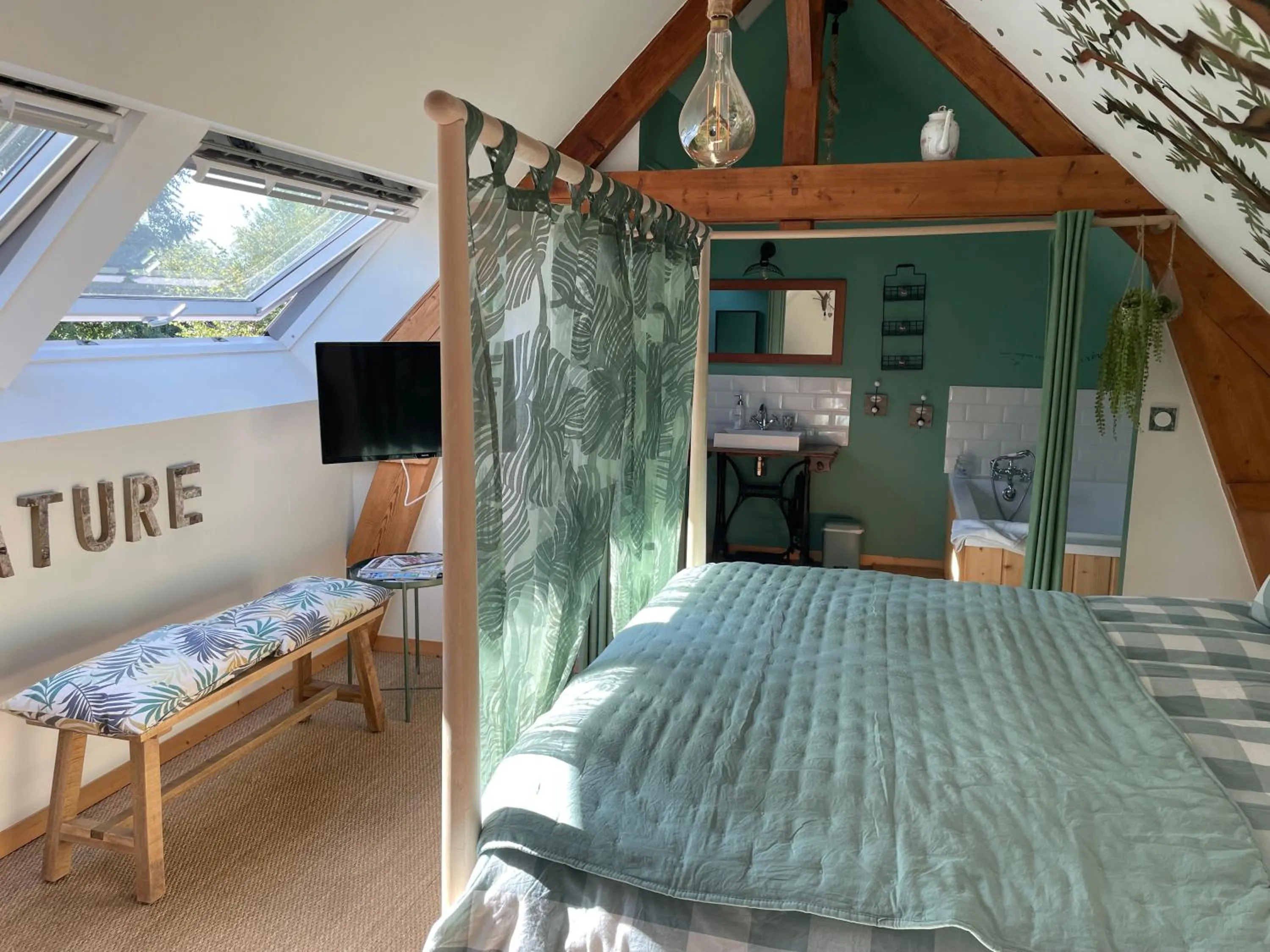 Photo of the whole room in Aux murmures de la nature B&B