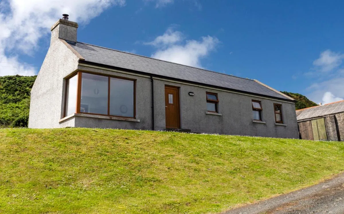 Kinbane Self Catering Cottages - 'Makem's Cottage'