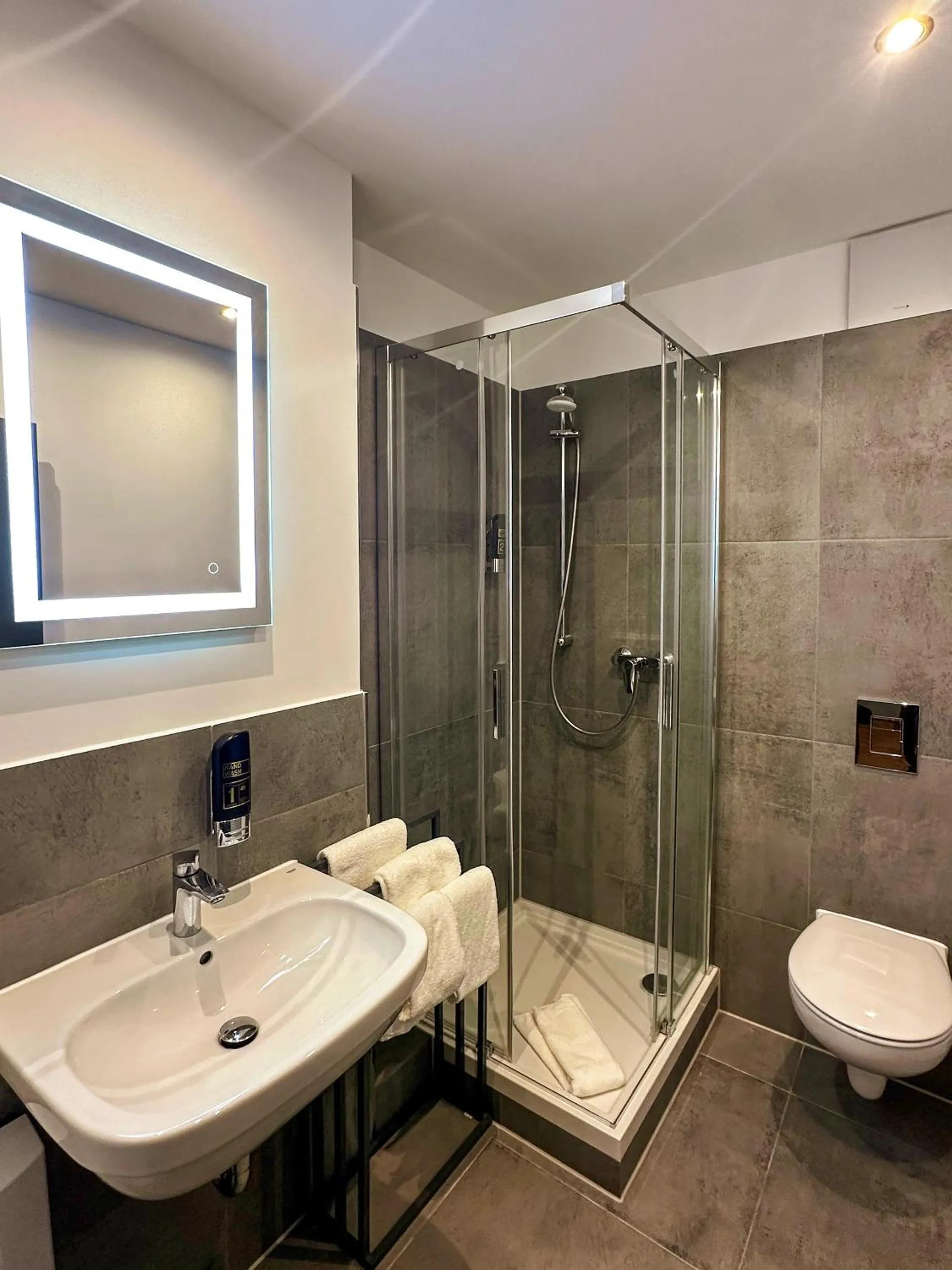 Toilet in Trip Inn Hotel Düsseldorf Neuss