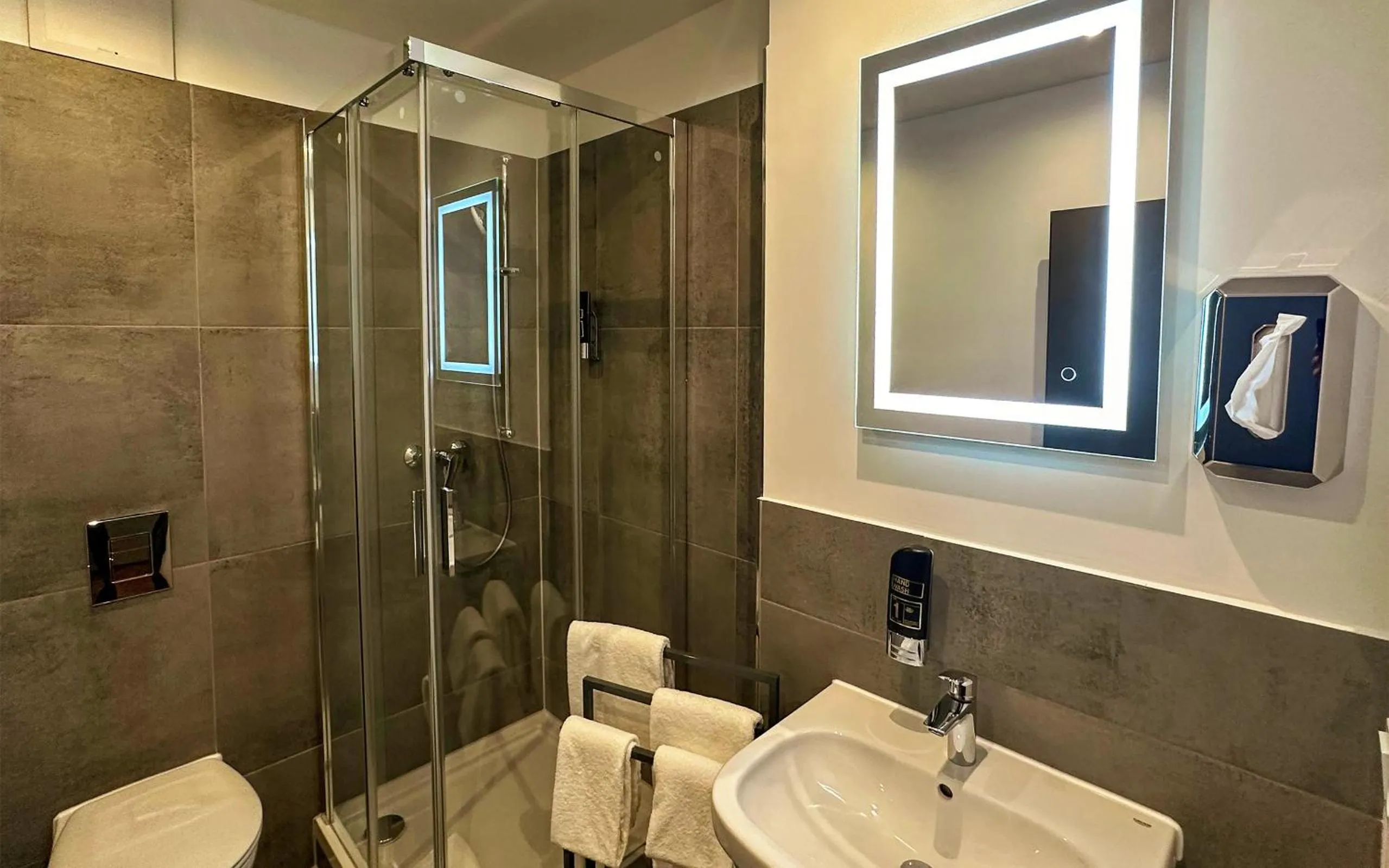 Shower in Trip Inn Hotel Düsseldorf Neuss