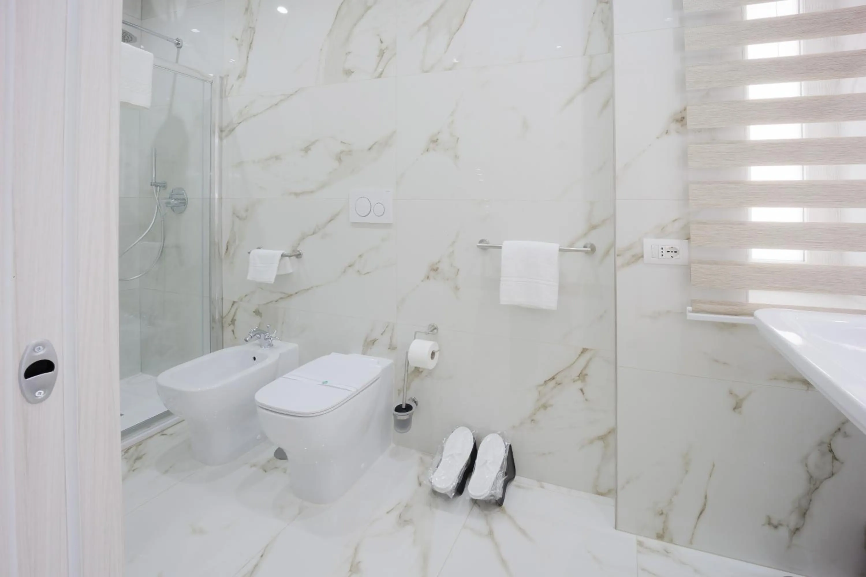 Shower in REDDIMUS Guest House