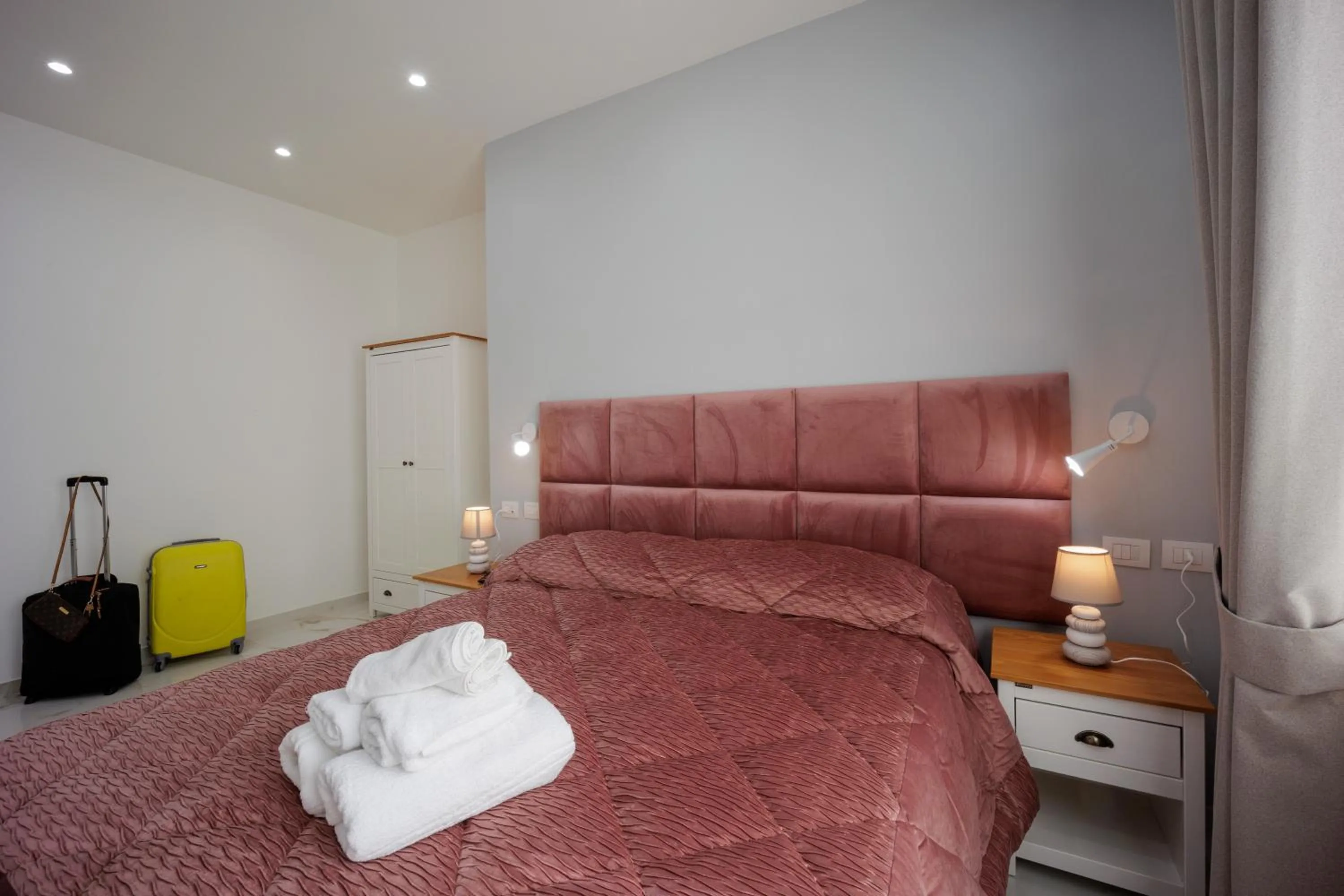 Photo of the whole room, Bed in REDDIMUS Guest House