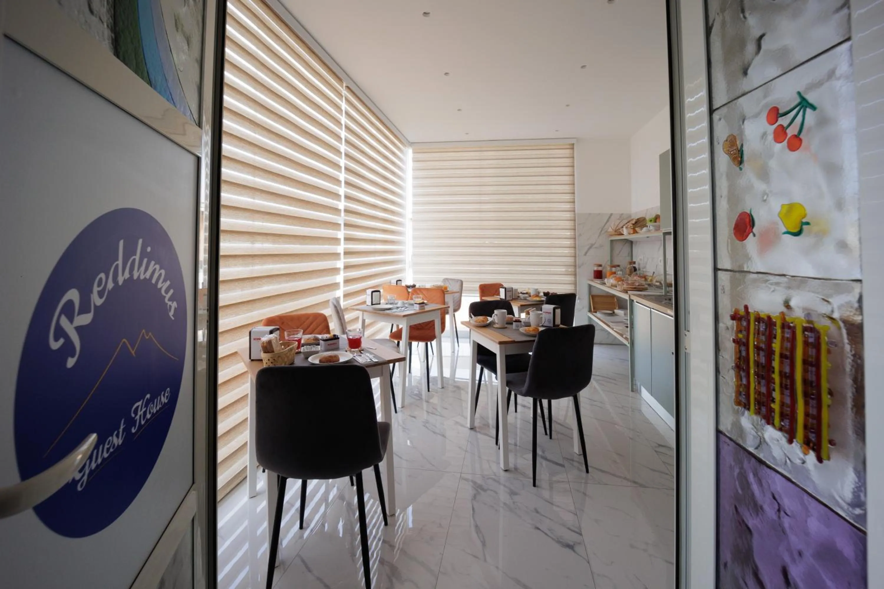 Breakfast in REDDIMUS Guest House