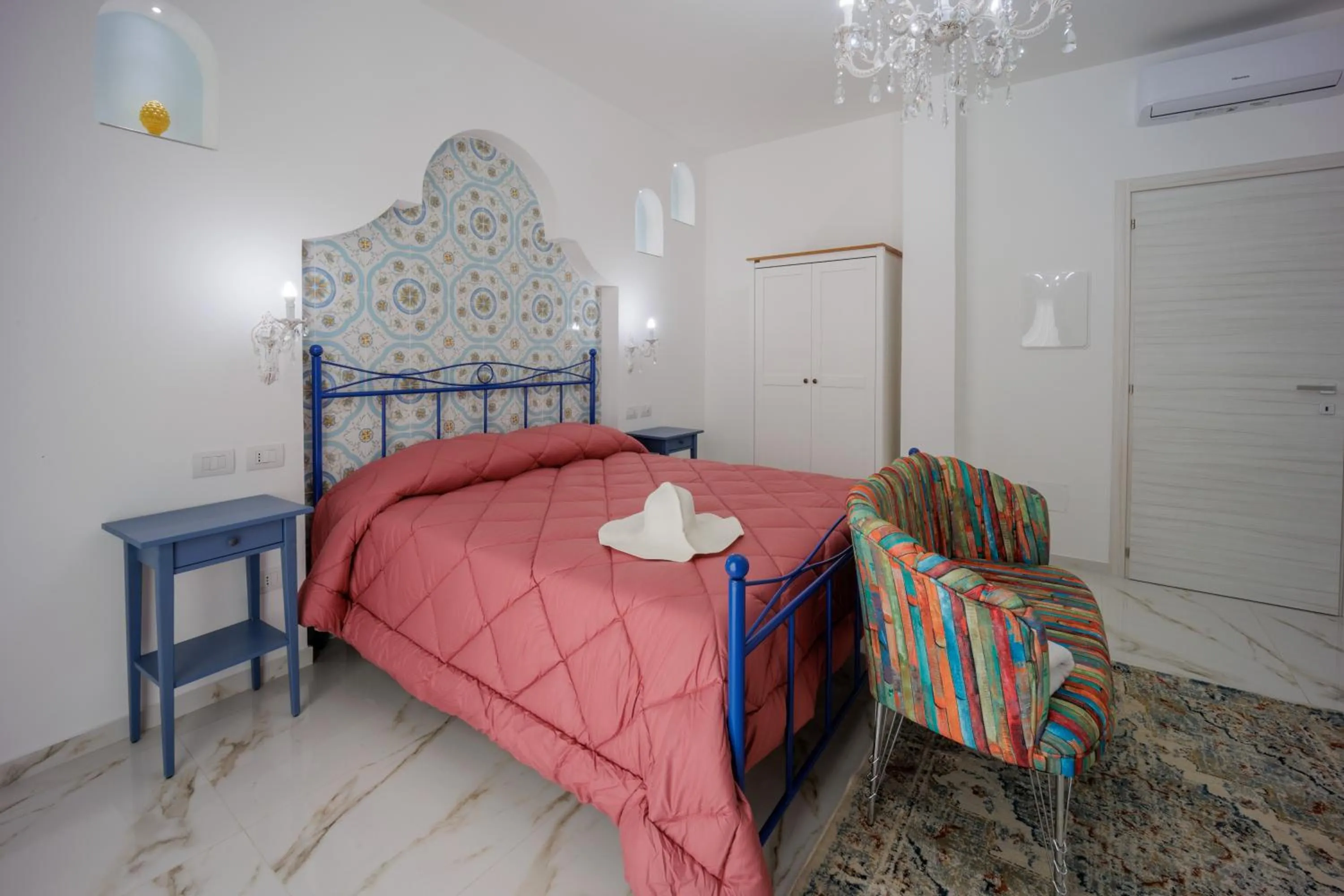 Photo of the whole room, Bed in REDDIMUS Guest House