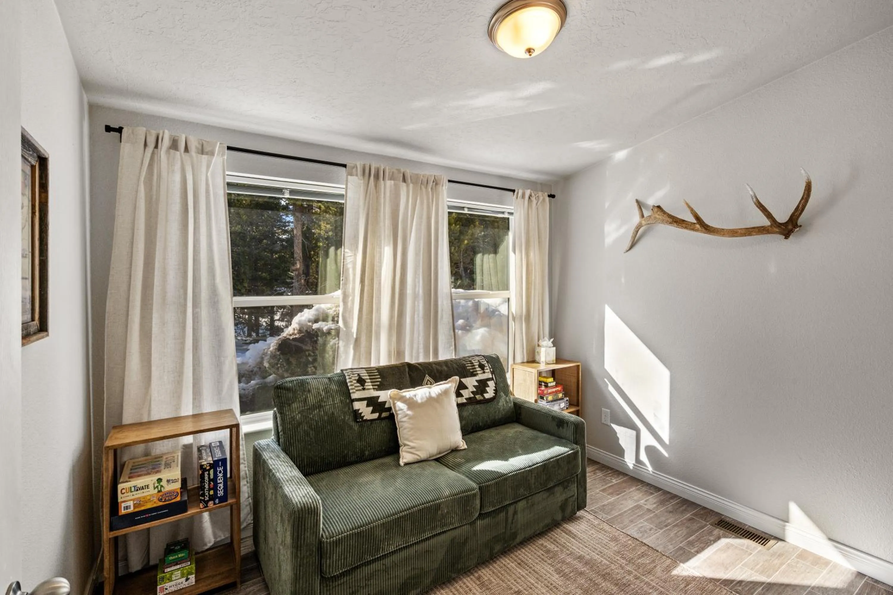 Seating area in Hidden Pines