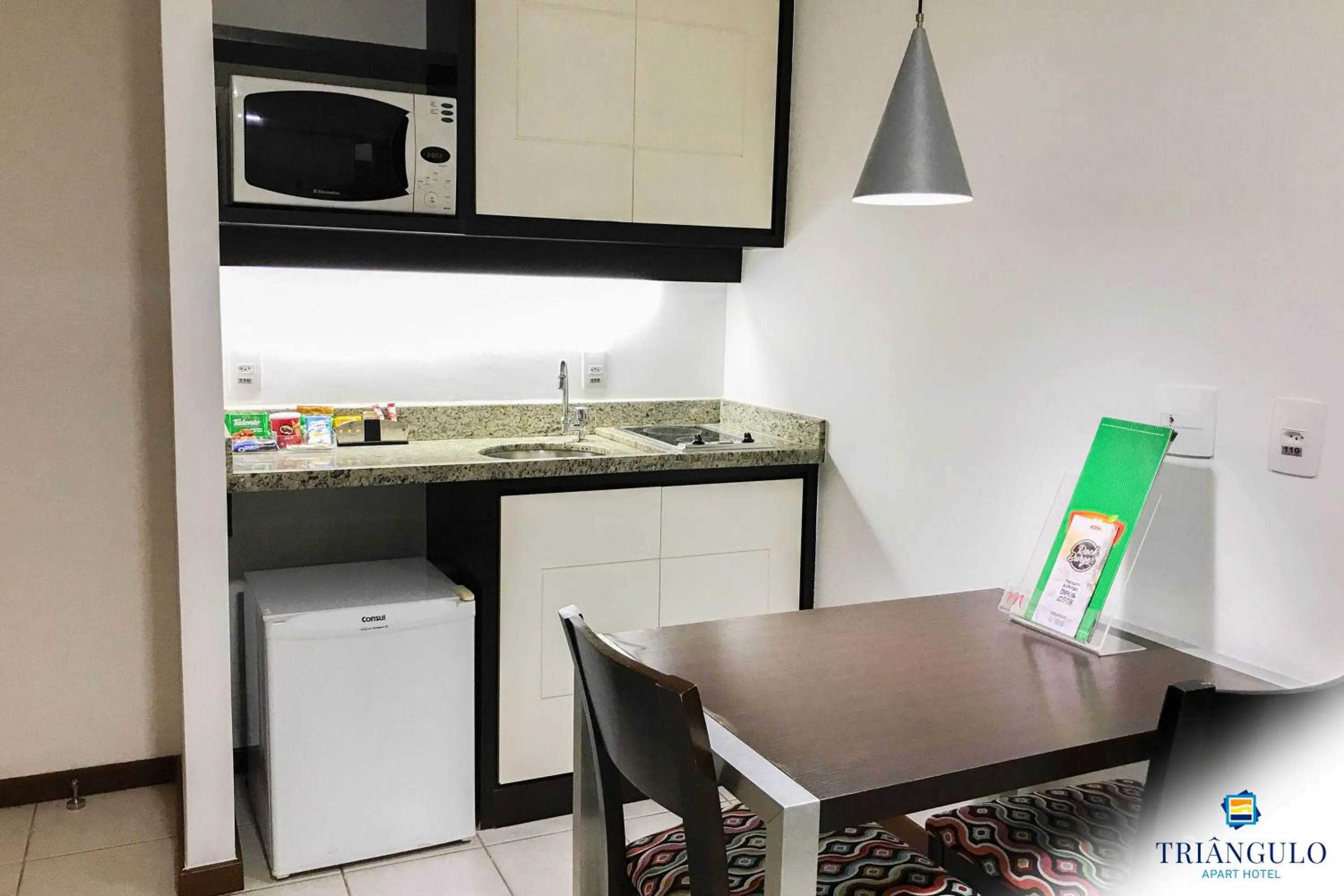 Kitchen or kitchenette in Triângulo Apart Hotel