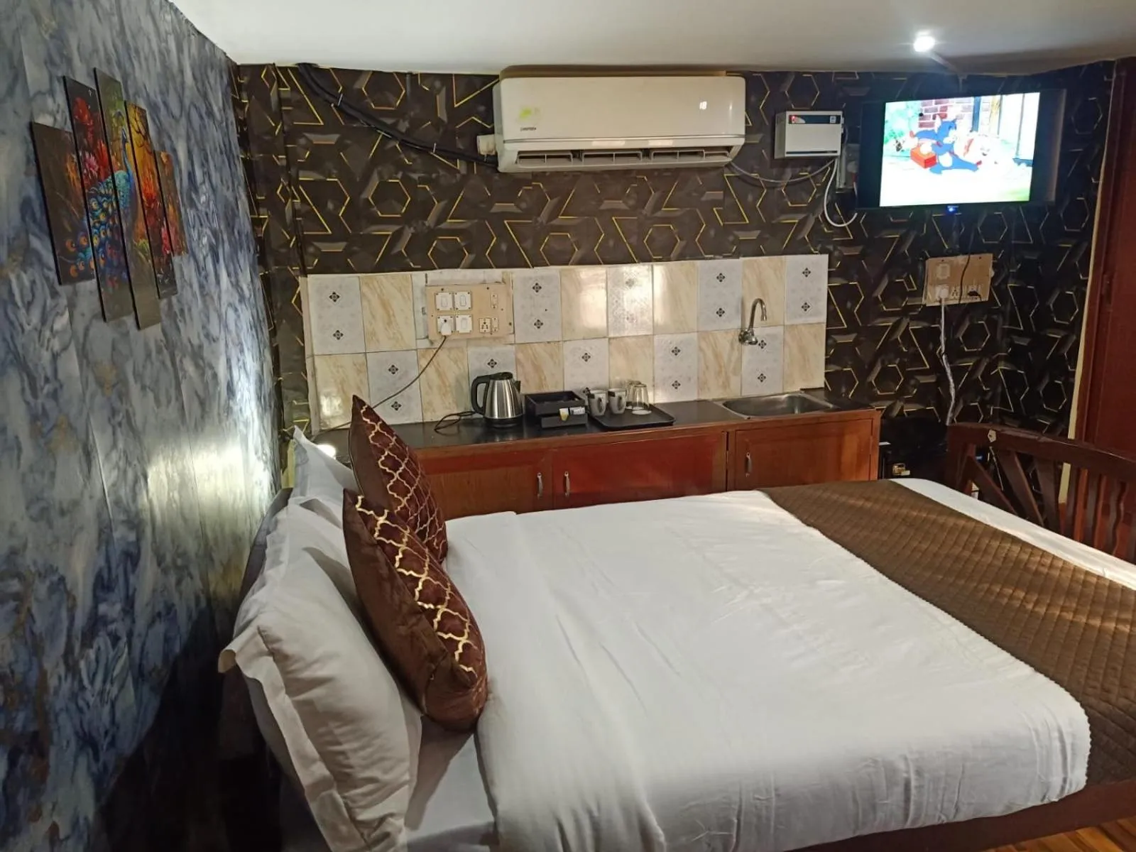 TV and multimedia in Chan Beach Resort & Hotel