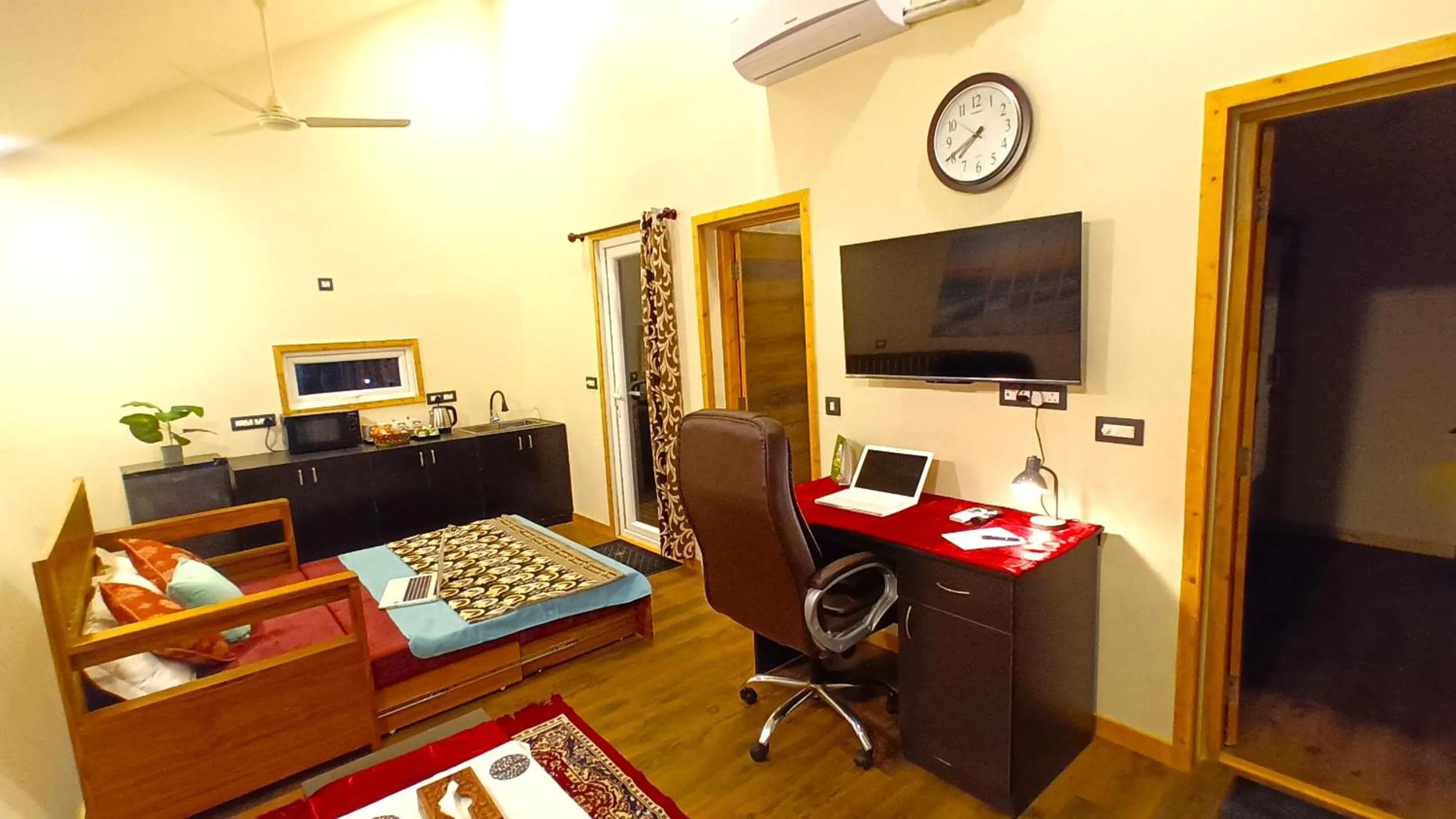 Communal lounge/ TV room in Chan Beach Resort & Hotel