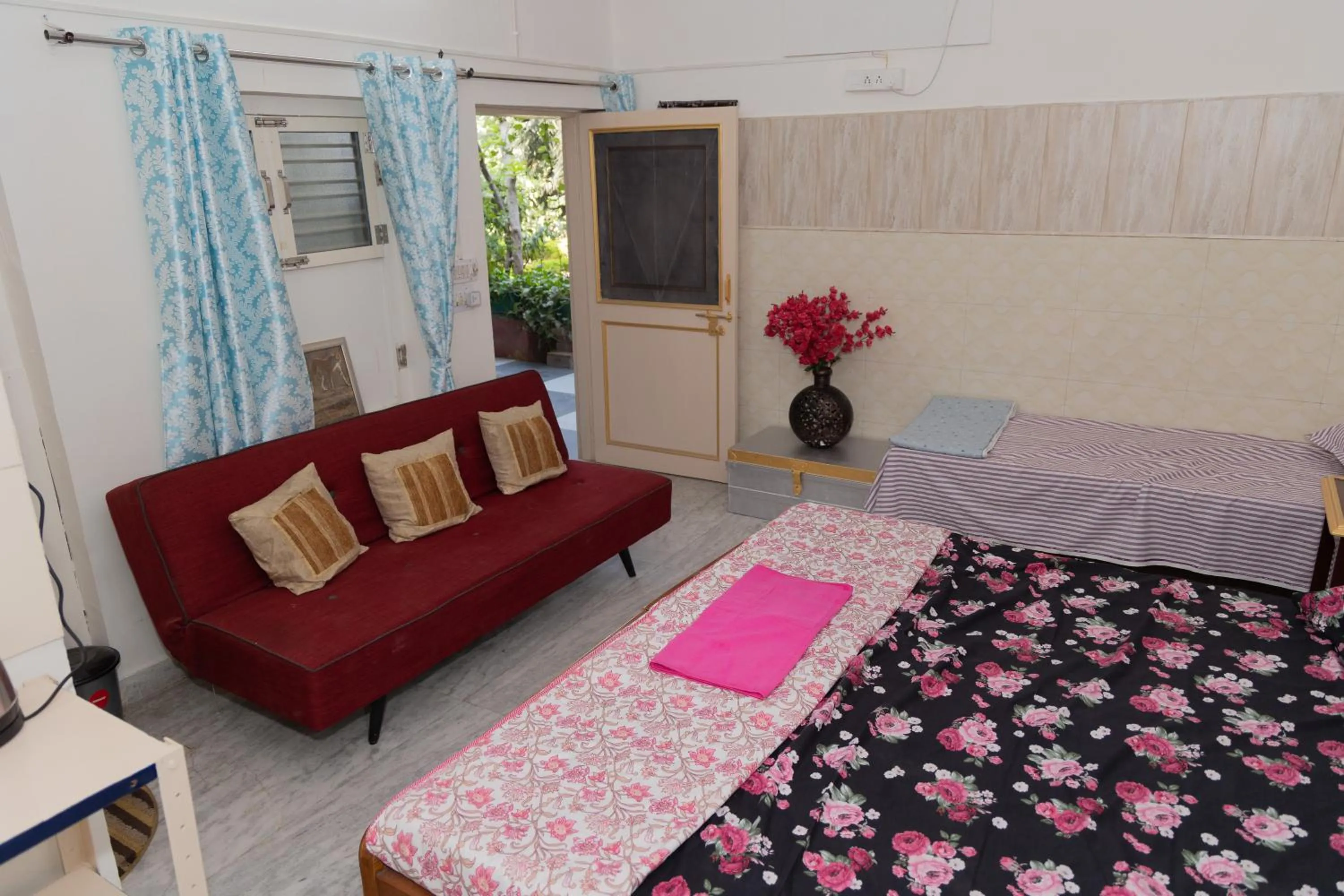 Living room, Bed in Homestay Urmil Basant