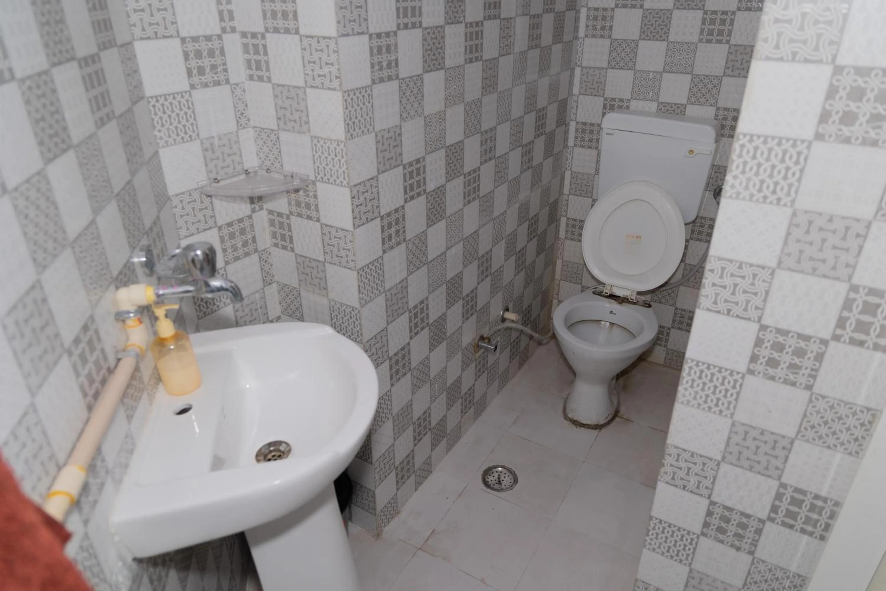 Shower in Homestay Urmil Basant