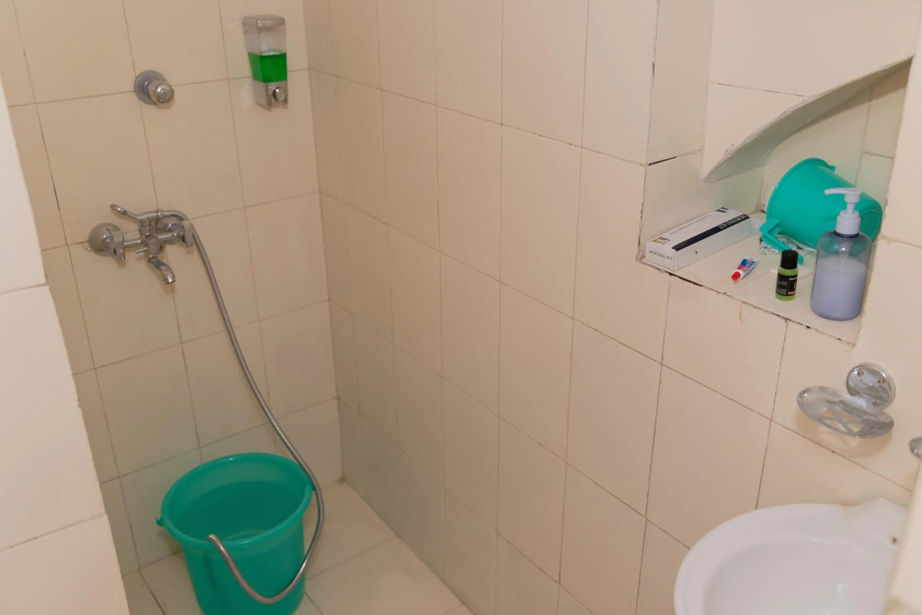 Shower in Homestay Urmil Basant