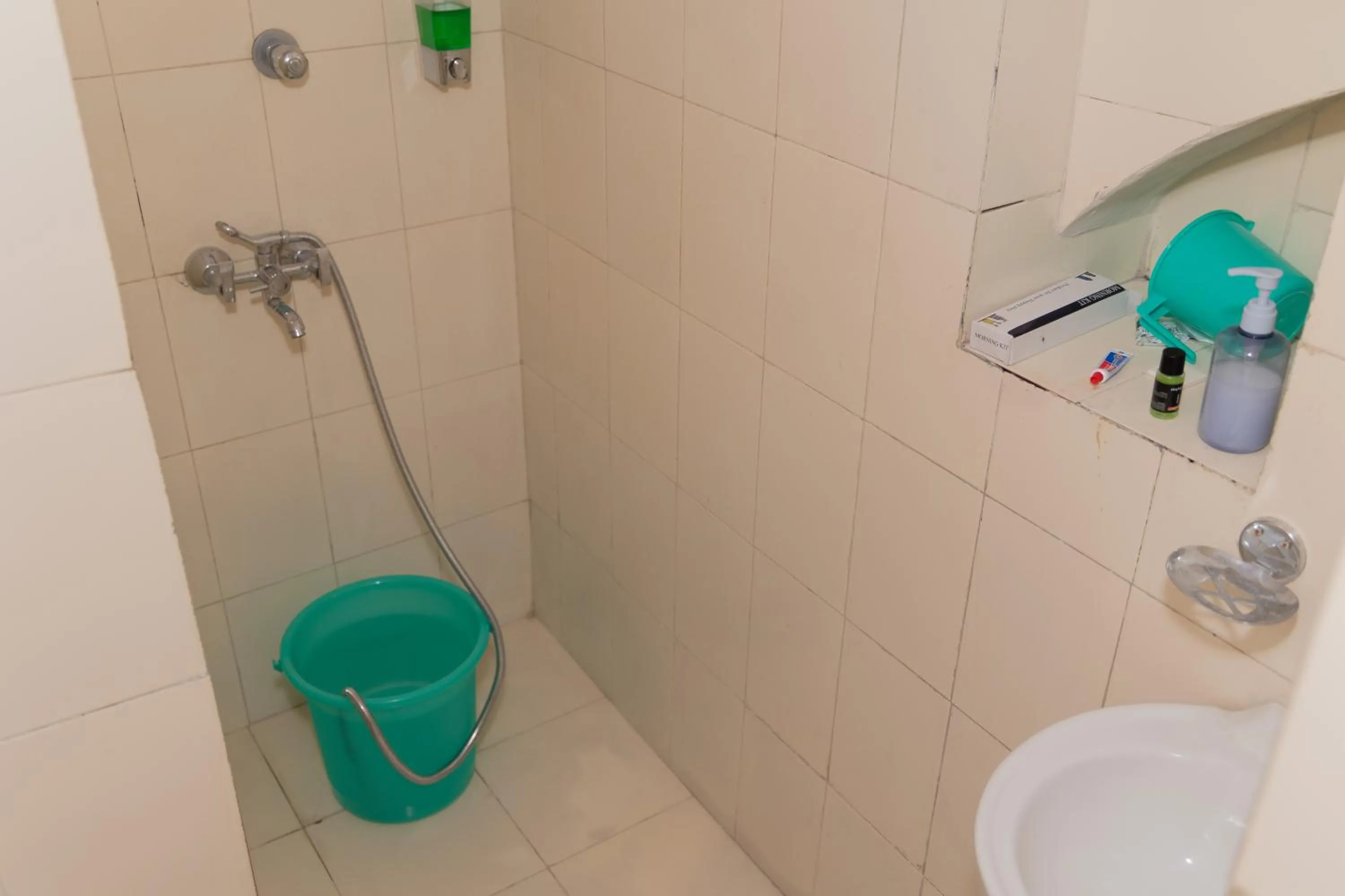 Shower in Homestay Urmil Basant