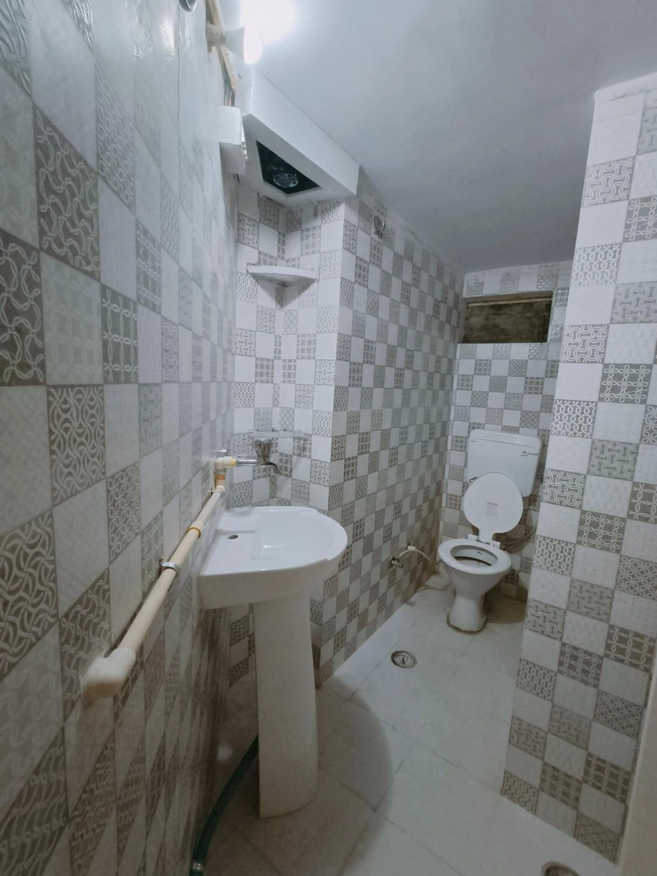 Shower in Homestay Urmil Basant