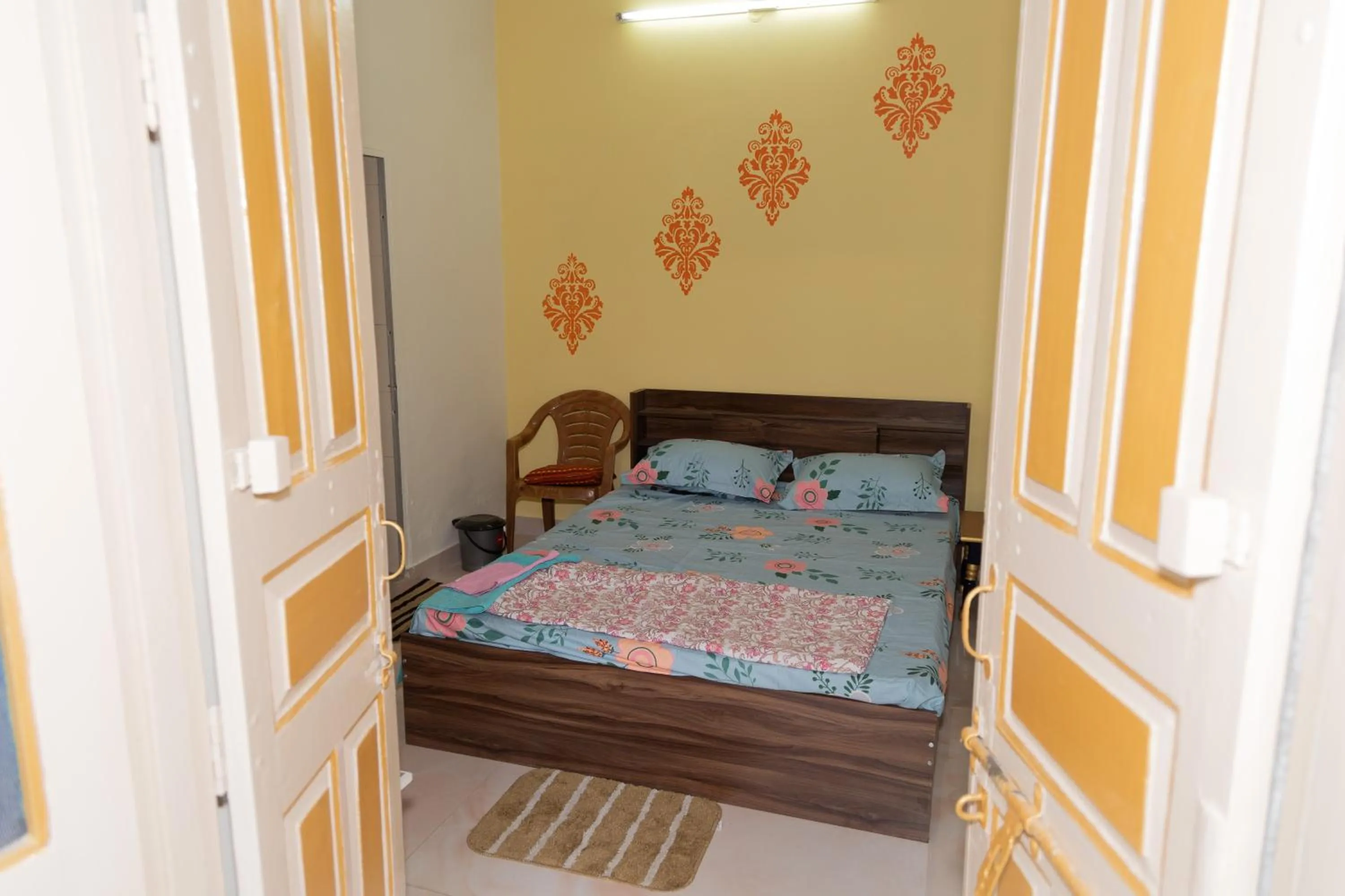 Photo of the whole room, Bed in Homestay Urmil Basant