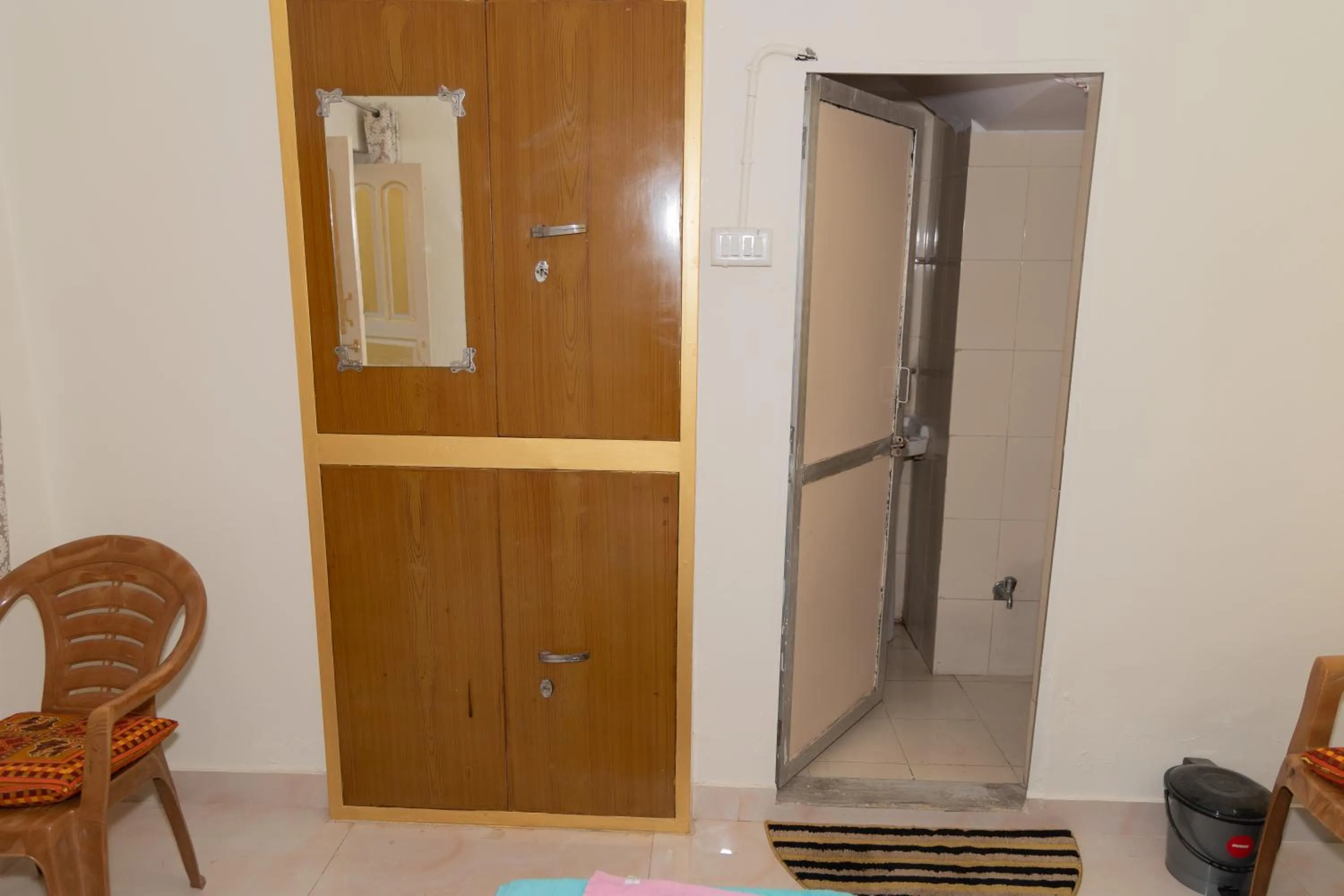 wardrobe in Homestay Urmil Basant
