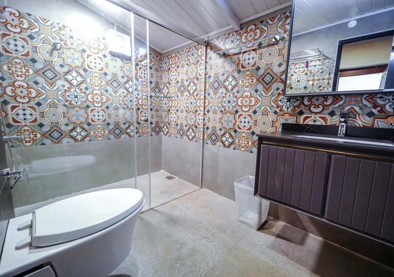 Shower in Lauriston Ooty Town Heritage Bungalow by VOYE HOMES