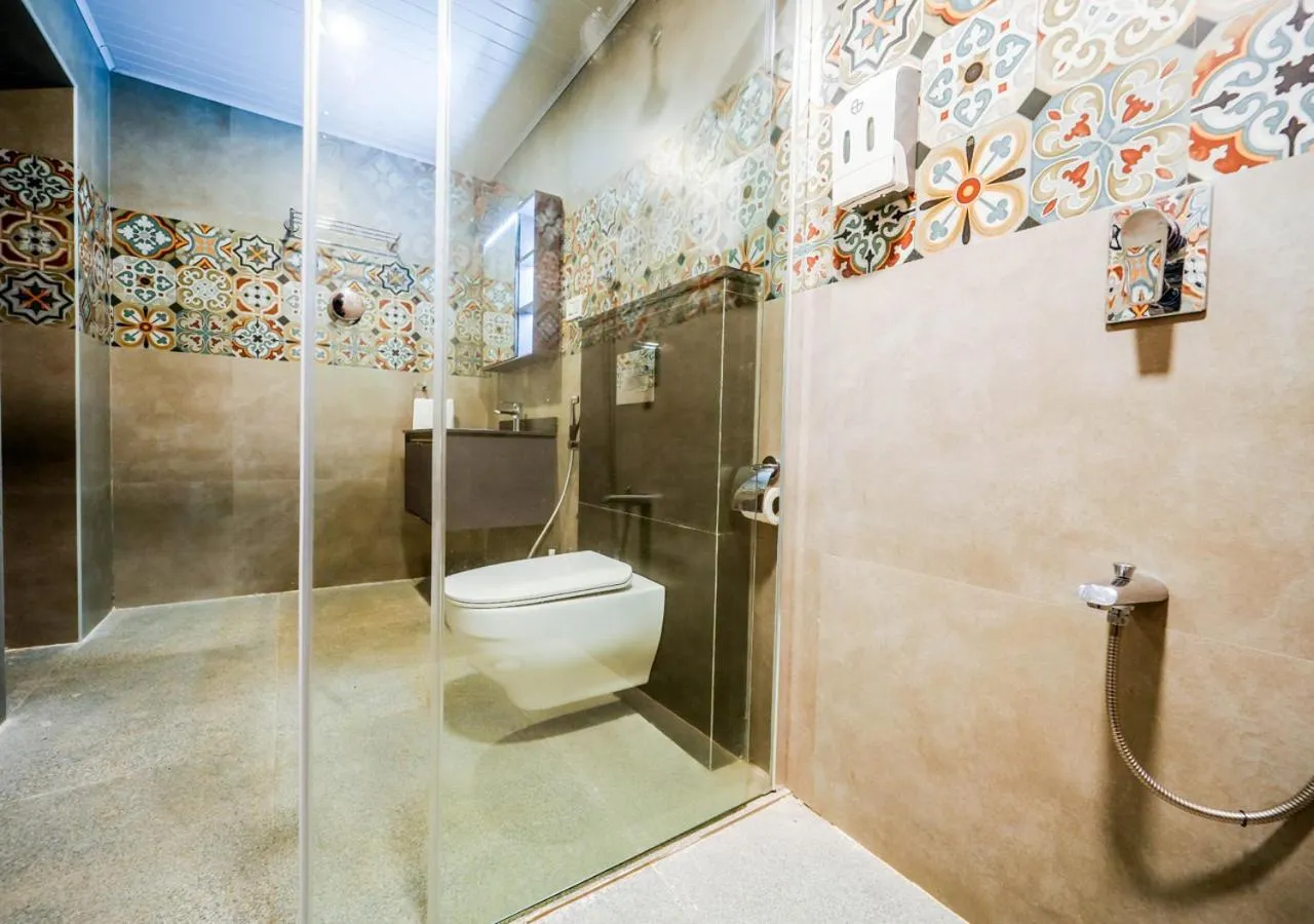 Shower in Lauriston Ooty Town Heritage Bungalow by VOYE HOMES