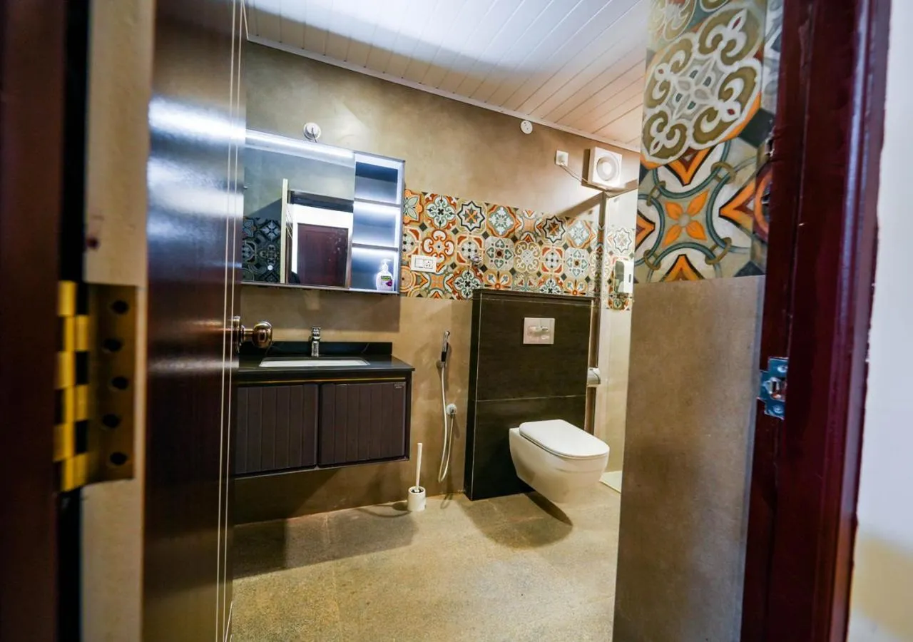 Shower in Lauriston Ooty Town Heritage Bungalow by VOYE HOMES