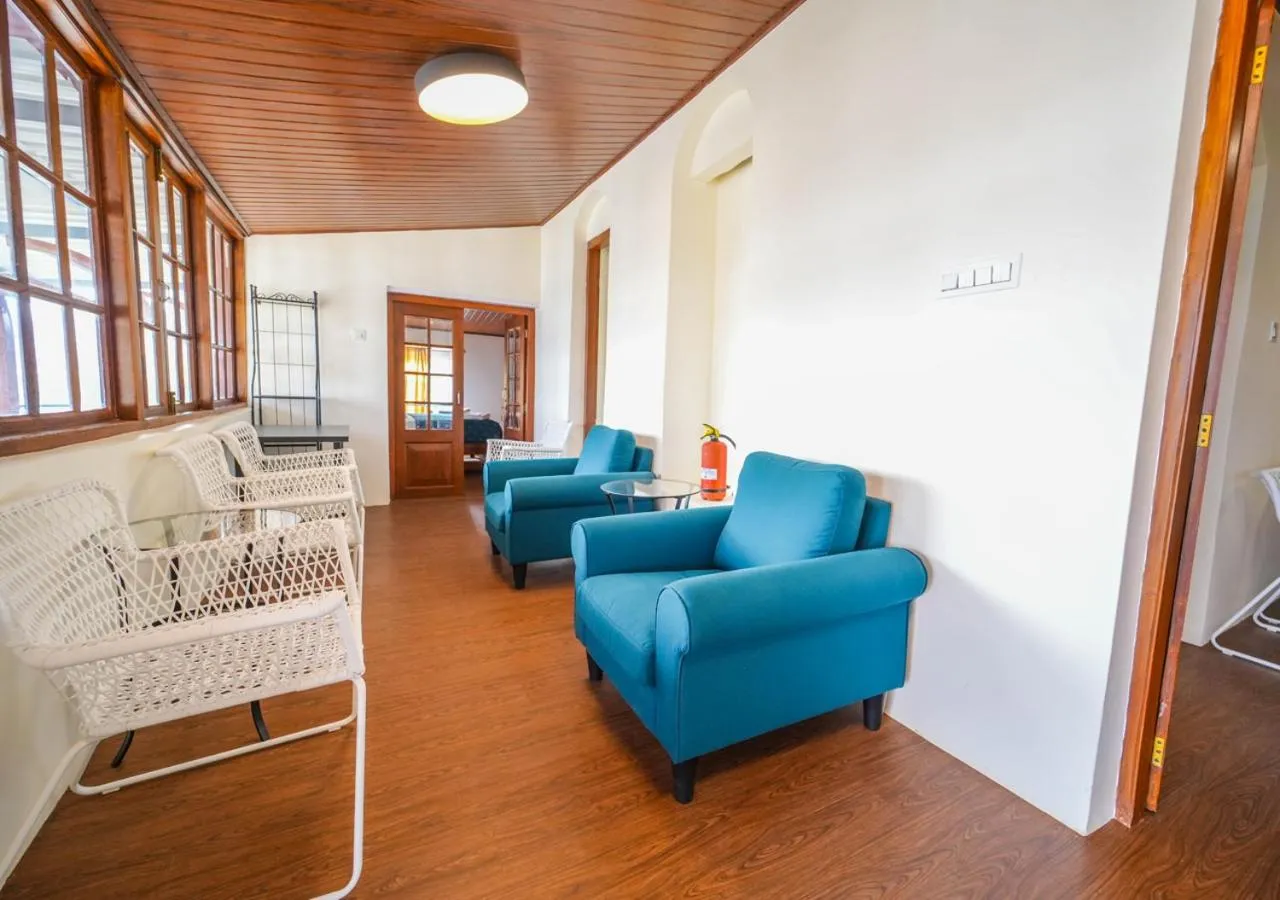 Living room in Lauriston Ooty Town Heritage Bungalow by VOYE HOMES