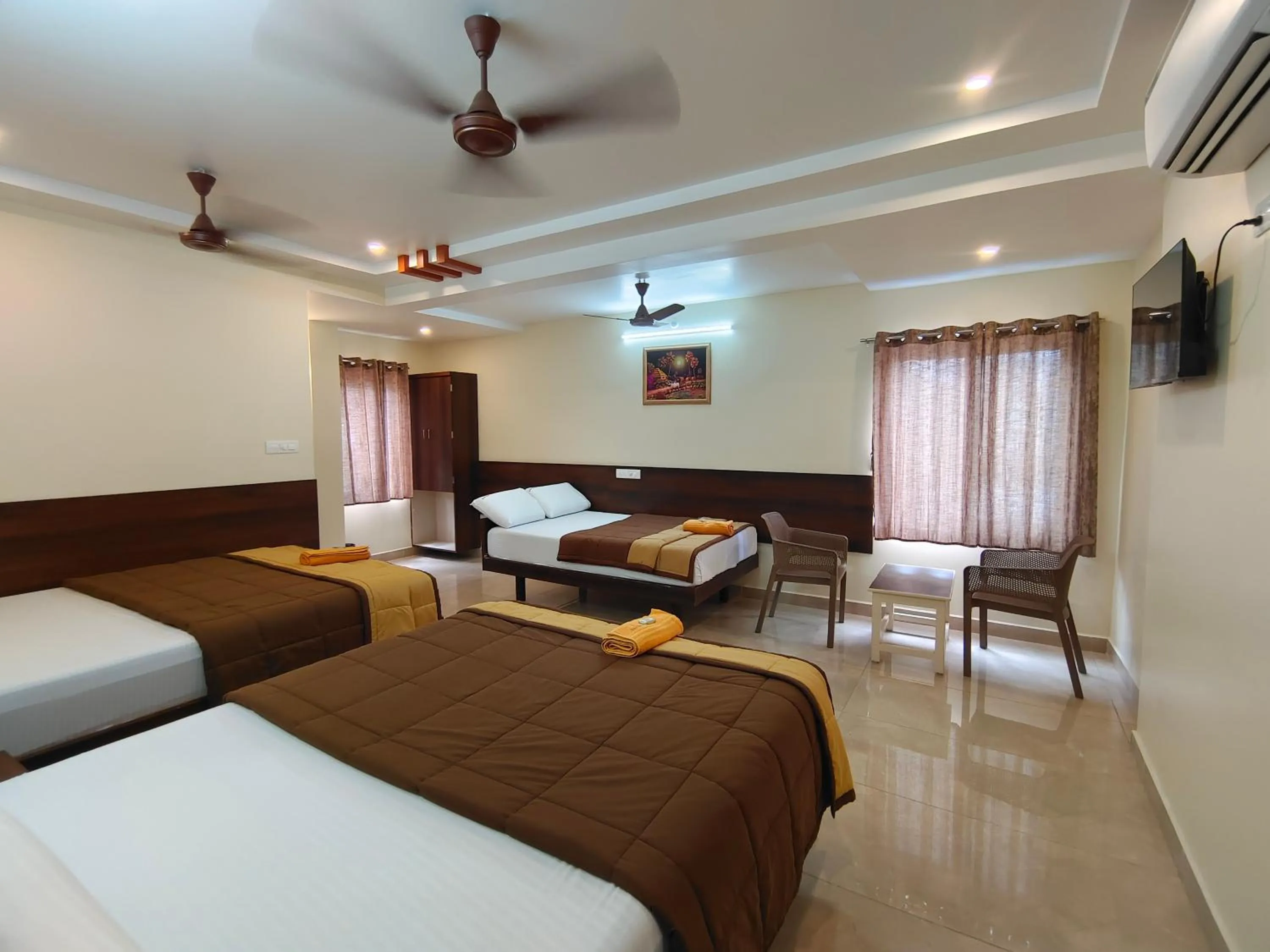 TV and multimedia, Bed in HOTEL DKR GRAND