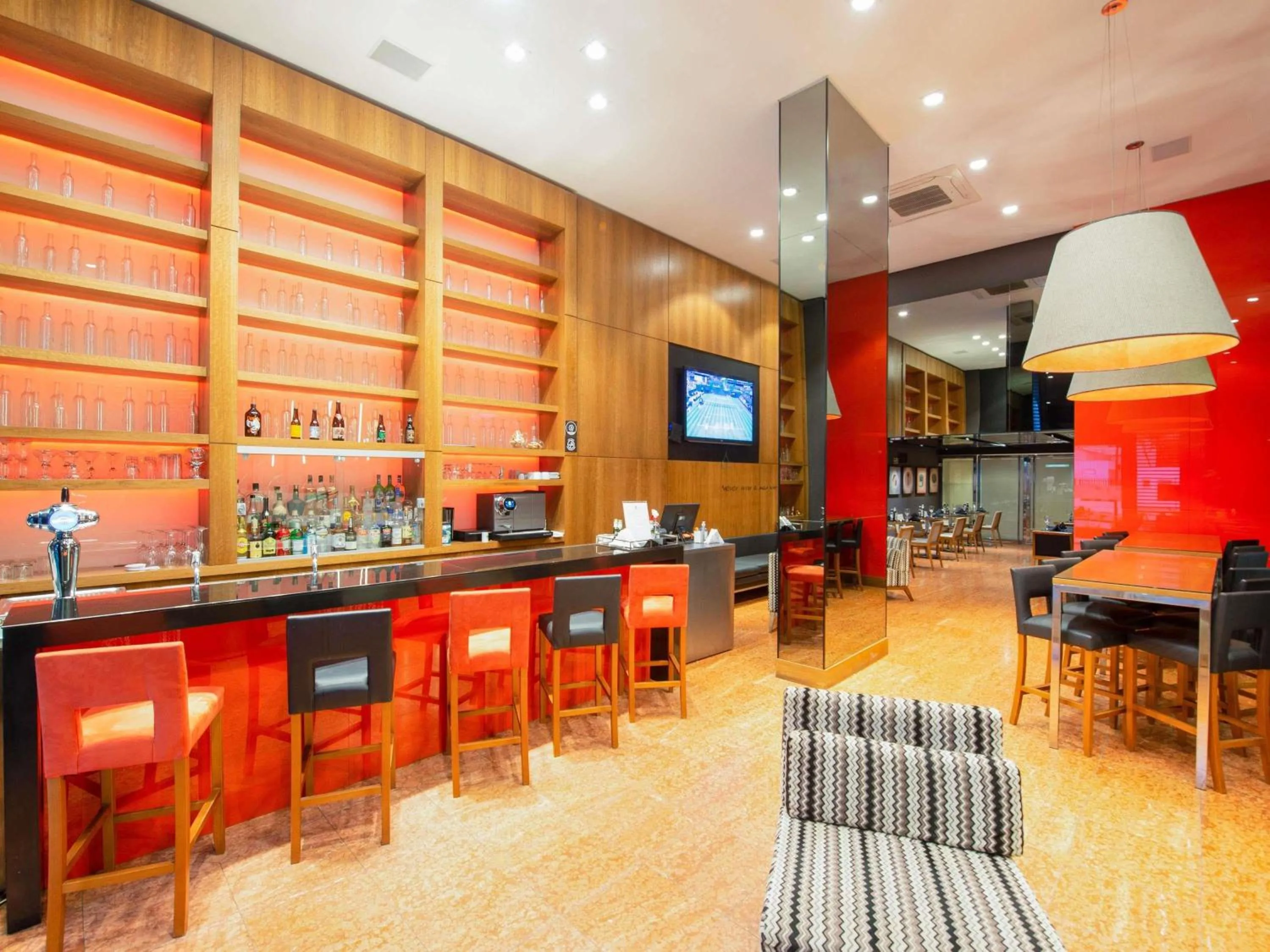 Lounge or bar in Mercure Curitiba Batel