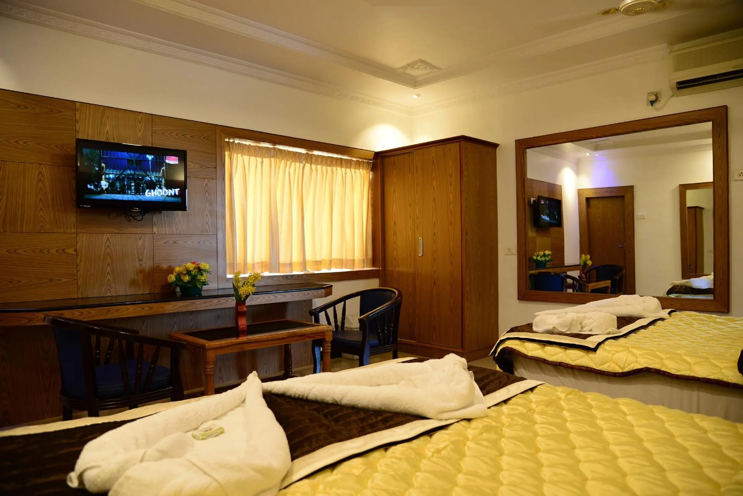 TV and multimedia, Bed in Hotel Tri Sea