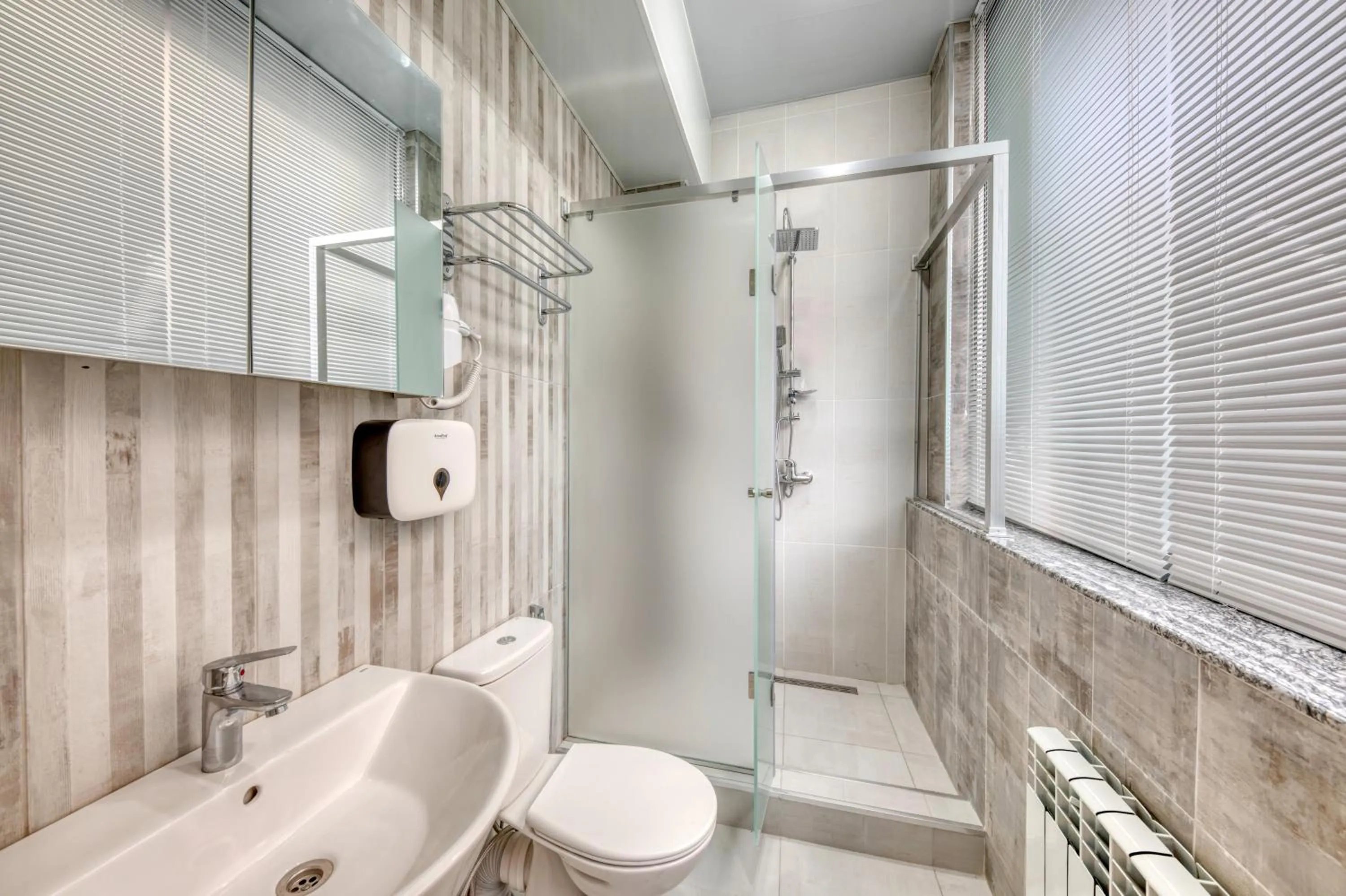 Shower in Tropica Inn Hotel