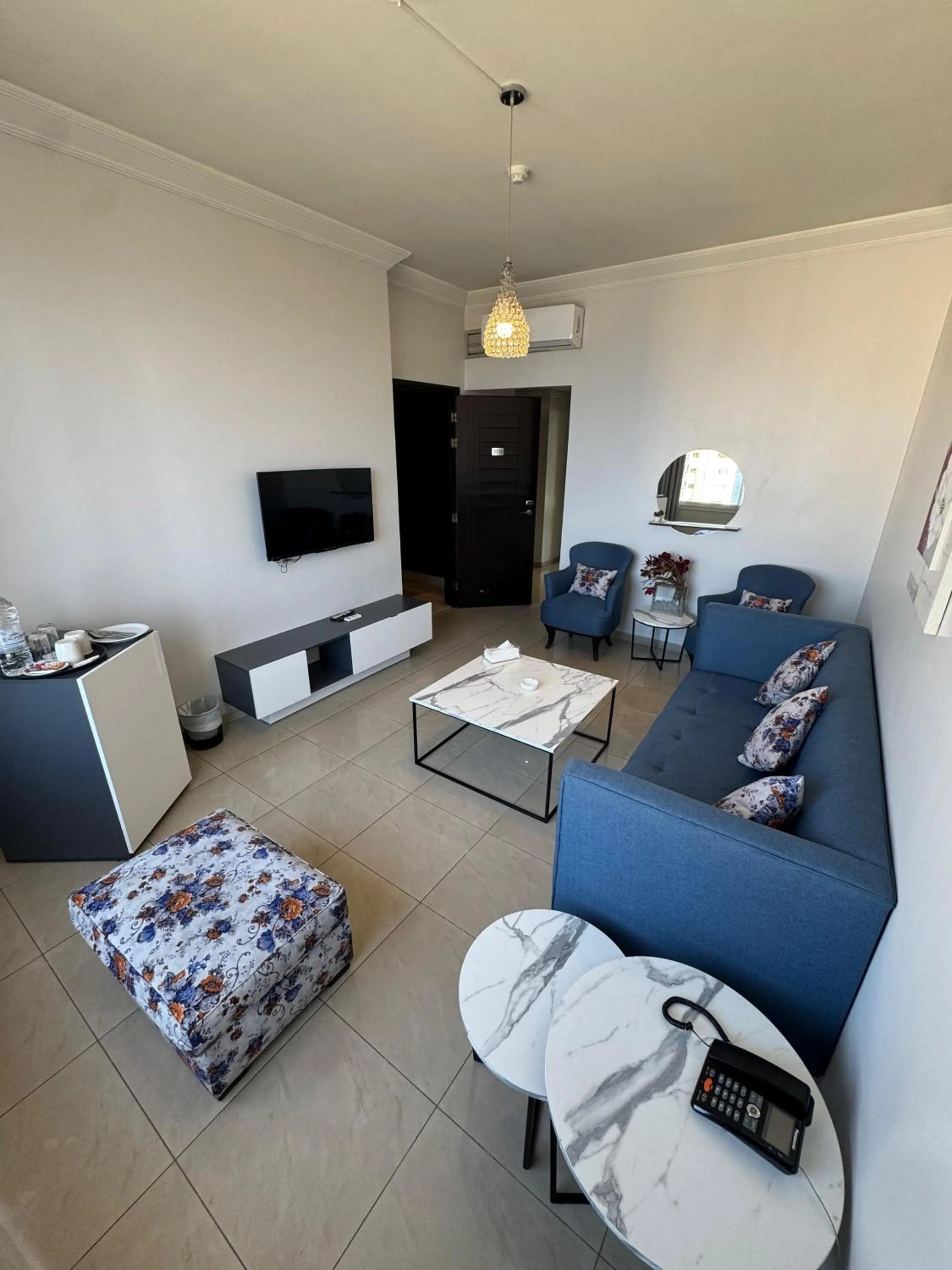 Communal lounge/ TV room in Ny Suites