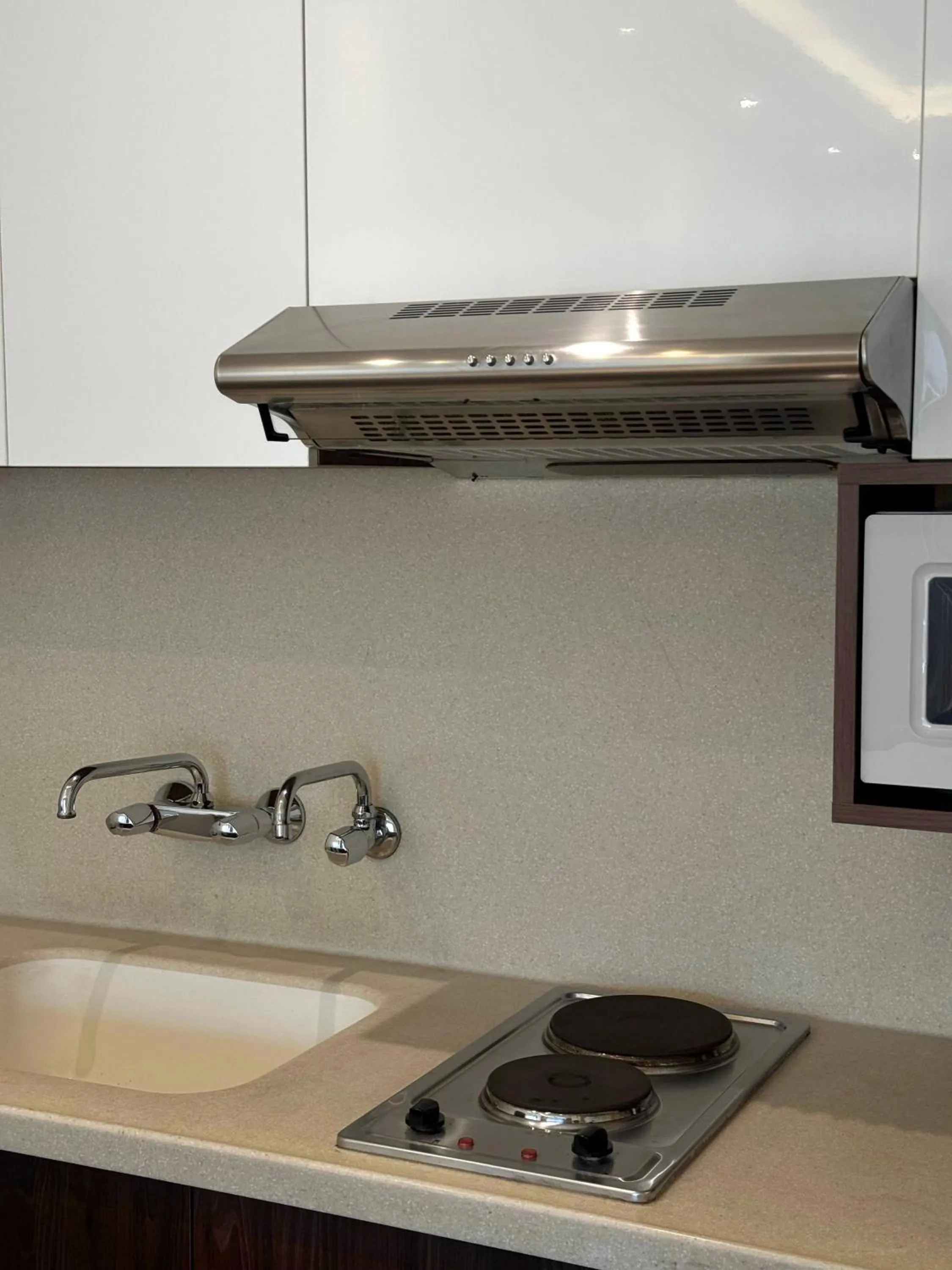 kitchen in Ny Suites