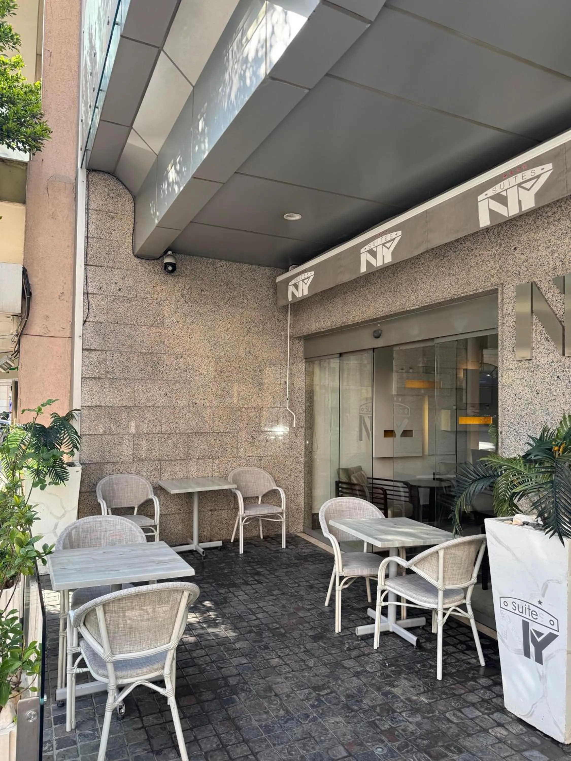 Restaurant/places to eat in Ny Suites