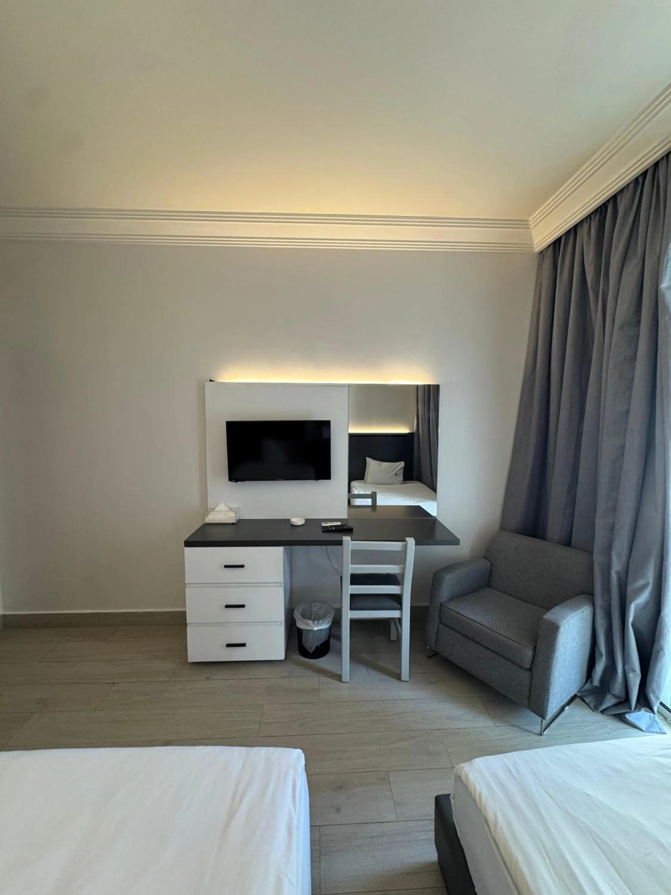 Seating area, Bed in Ny Suites