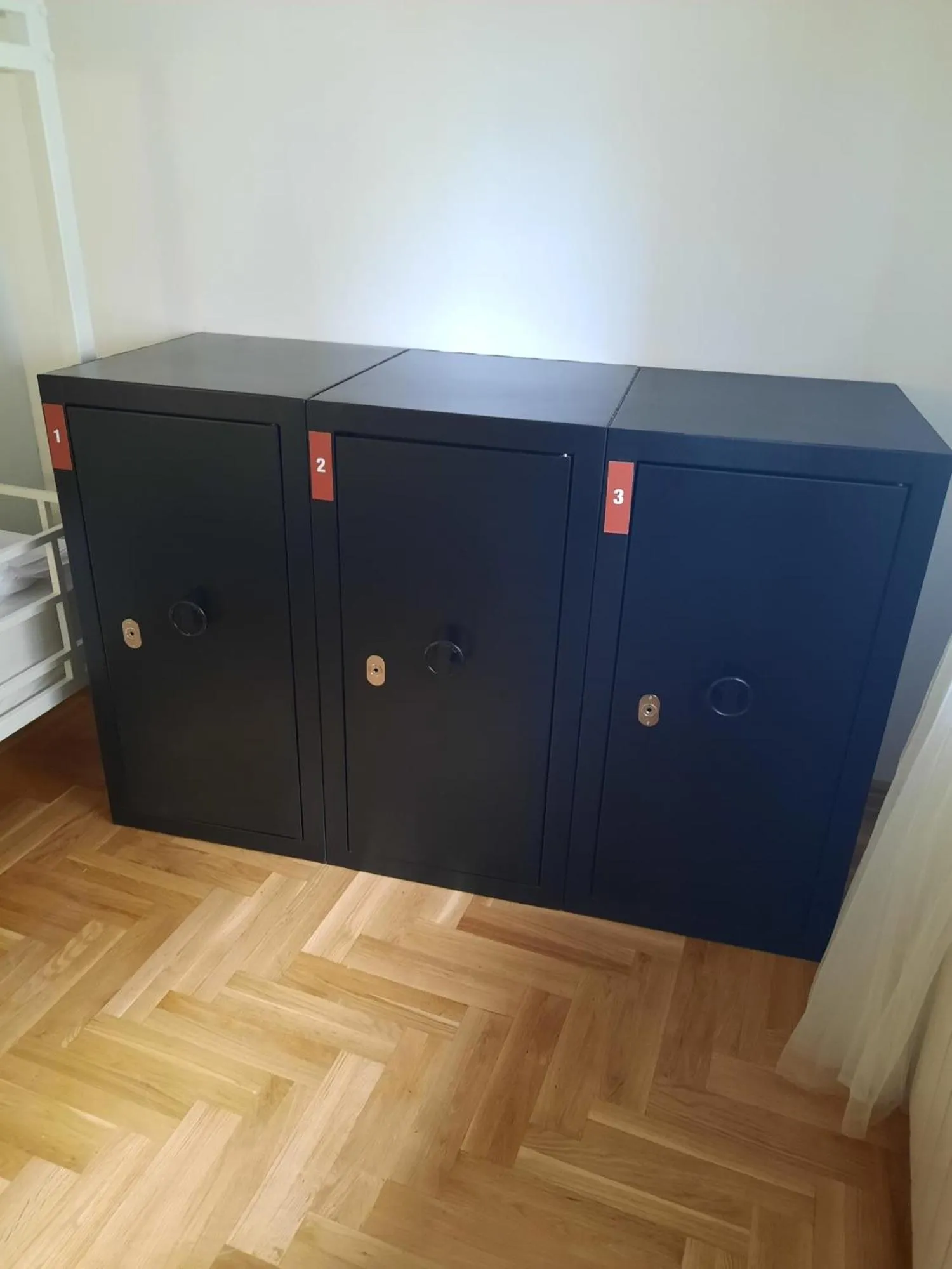 microwave in New Generation Hostel Como Lake