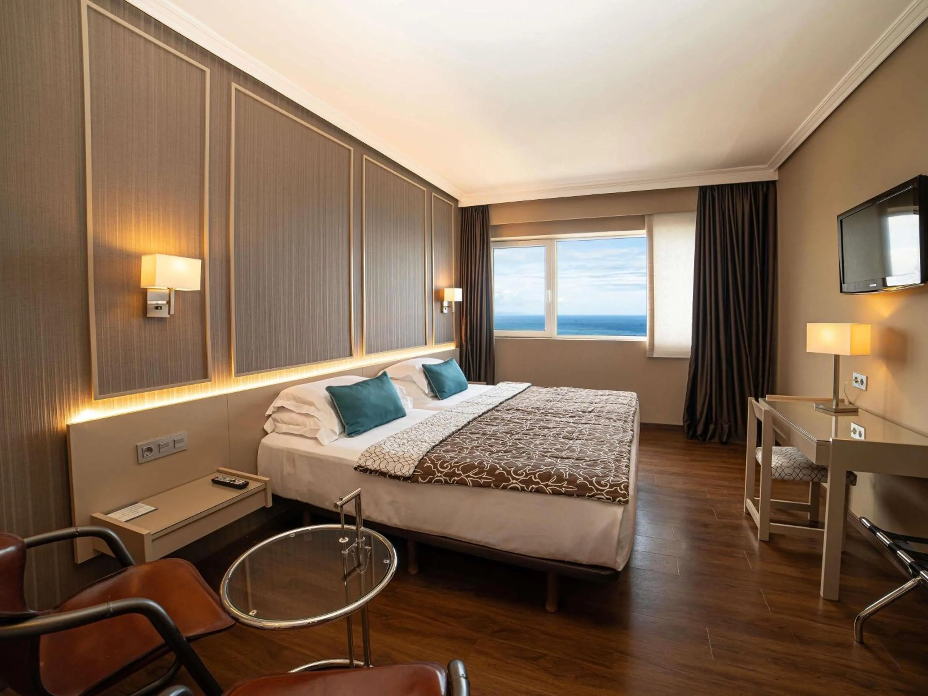 Bedroom, Bed in Mercure Monte Igueldo